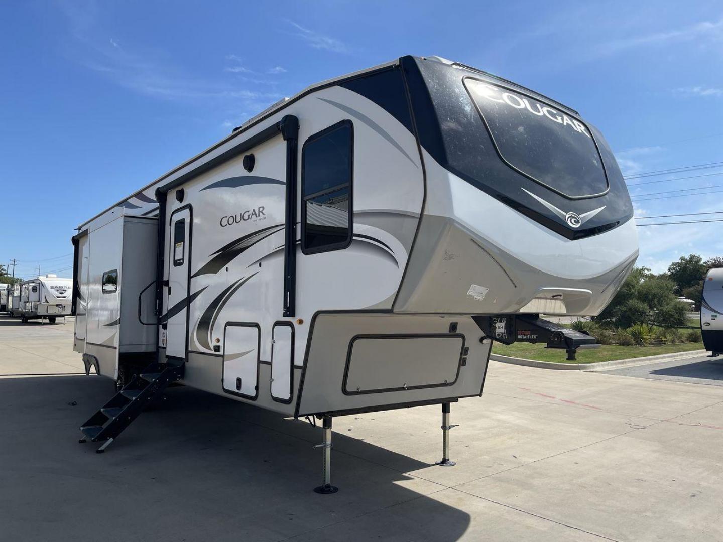 2022 KEYSTONE COUGAR 364BHL (4YDFCGS23N2) , Length: 39.25 ft. | Dry Weight: 11,246 lbs. | Slides: 3 transmission, located at 4319 N Main Street, Cleburne, TX, 76033, (817) 221-0660, 32.435829, -97.384178 - Photo#22