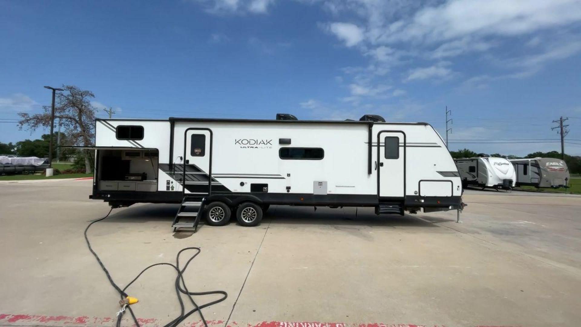 2022 KEYSTONE KODIAK 332BHSL (4YDTKDR21NJ) , Length: 37.25 ft | Dry Weight: 7,073 lbs | Slides: 2 transmission, located at 4319 N Main Street, Cleburne, TX, 76033, (817) 221-0660, 32.435829, -97.384178 - The 2022 Keystone Kodiak 332BHSL is a spacious and versatile travel trailer perfect for accommodating large families or groups of travelers. This RV provides ample space for everyone to unwind and enjoy themselves, with a length of 37.25 feet, two slides and a dry weight of 7,037 lbs. This travel tr - Photo#2