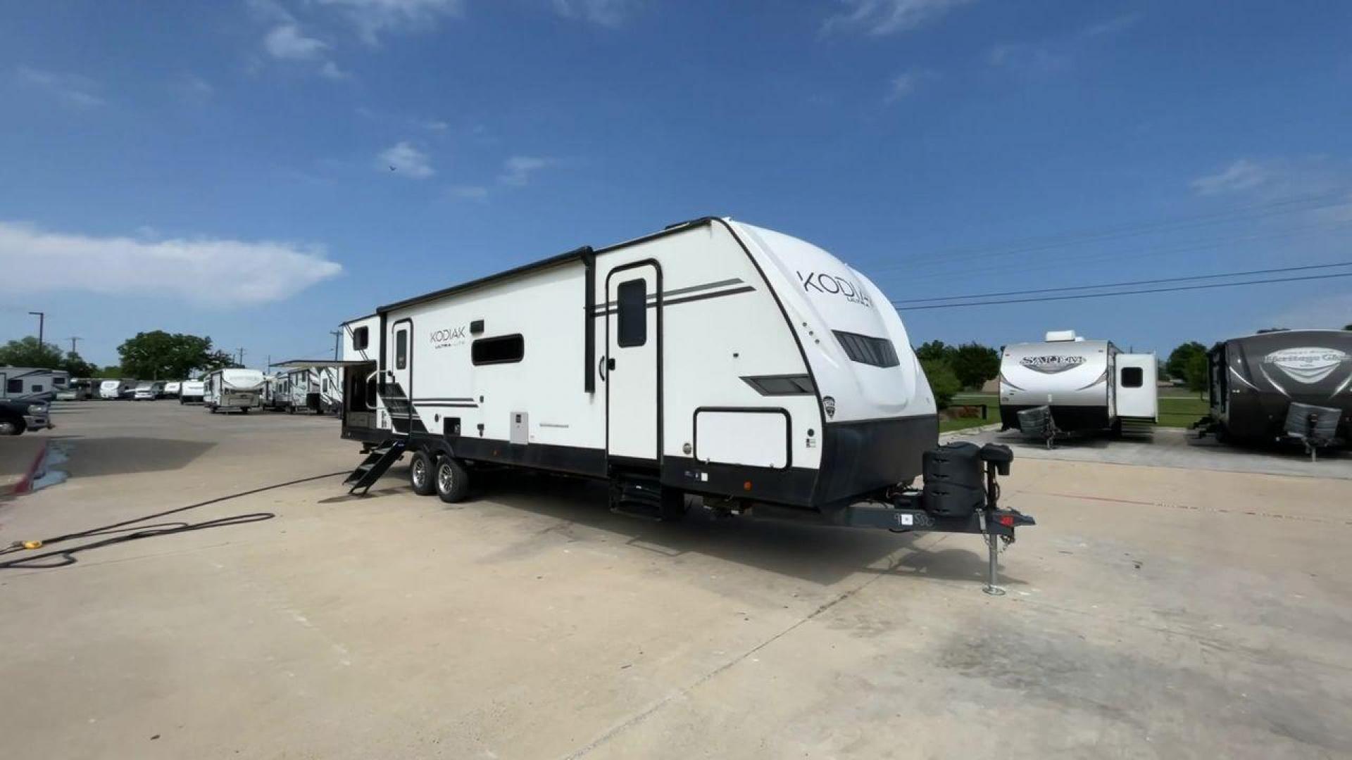 2022 KEYSTONE KODIAK 332BHSL (4YDTKDR21NJ) , Length: 37.25 ft | Dry Weight: 7,073 lbs | Slides: 2 transmission, located at 4319 N Main Street, Cleburne, TX, 76033, (817) 221-0660, 32.435829, -97.384178 - The 2022 Keystone Kodiak 332BHSL is a spacious and versatile travel trailer perfect for accommodating large families or groups of travelers. This RV provides ample space for everyone to unwind and enjoy themselves, with a length of 37.25 feet, two slides and a dry weight of 7,037 lbs. This travel tr - Photo#3