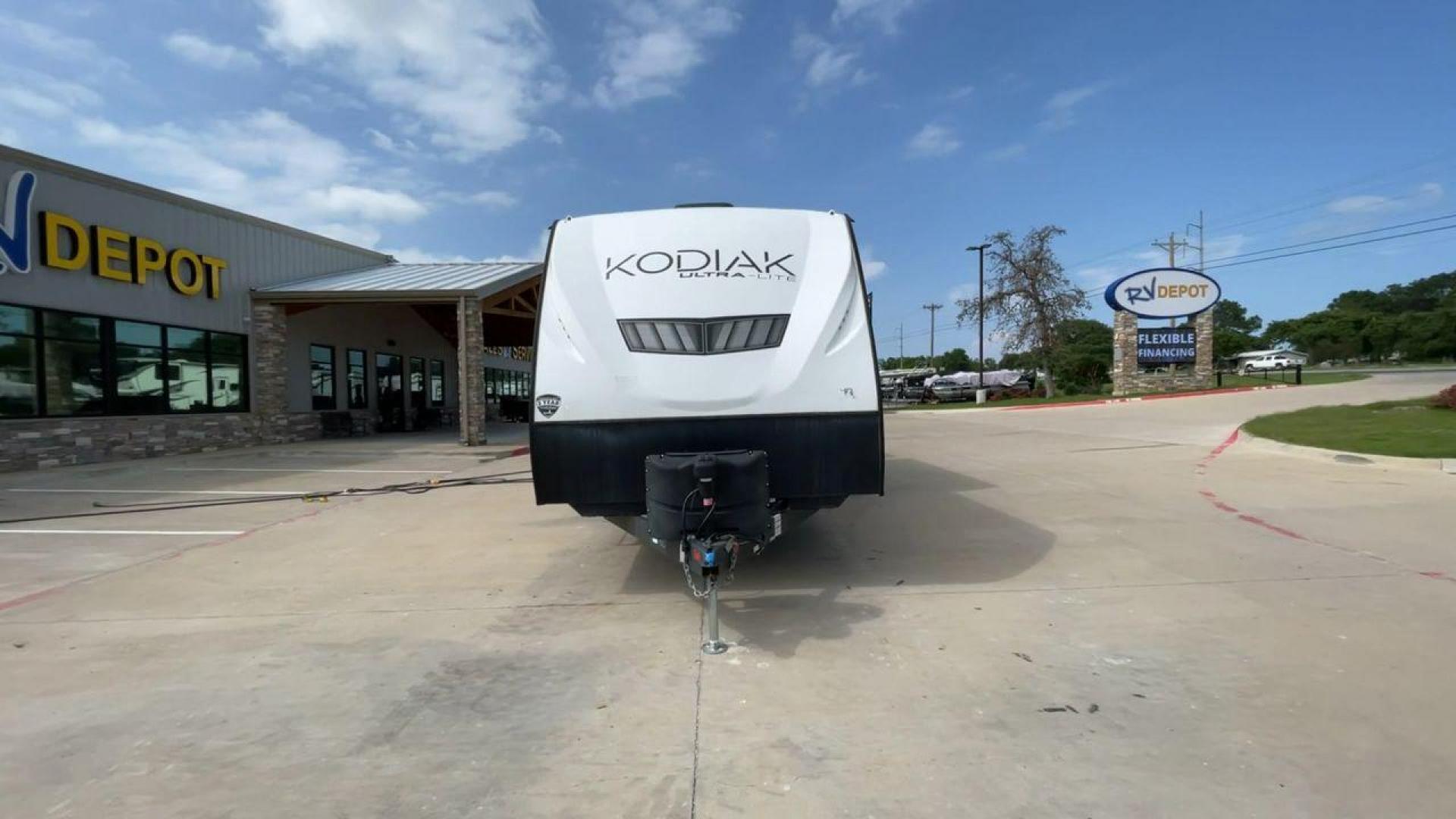 2022 KEYSTONE KODIAK 332BHSL (4YDTKDR21NJ) , Length: 37.25 ft | Dry Weight: 7,073 lbs | Slides: 2 transmission, located at 4319 N Main Street, Cleburne, TX, 76033, (817) 221-0660, 32.435829, -97.384178 - The 2022 Keystone Kodiak 332BHSL is a spacious and versatile travel trailer perfect for accommodating large families or groups of travelers. This RV provides ample space for everyone to unwind and enjoy themselves, with a length of 37.25 feet, two slides and a dry weight of 7,037 lbs. This travel tr - Photo#4