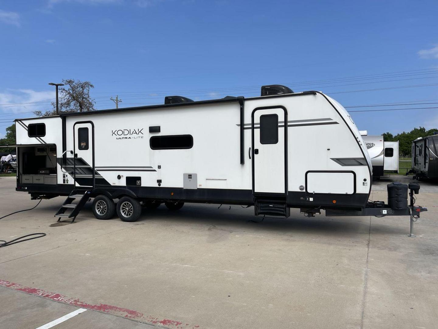 2022 KEYSTONE KODIAK 332BHSL (4YDTKDR21NJ) , Length: 37.25 ft | Dry Weight: 7,073 lbs | Slides: 2 transmission, located at 4319 N Main Street, Cleburne, TX, 76033, (817) 221-0660, 32.435829, -97.384178 - The 2022 Keystone Kodiak 332BHSL is a spacious and versatile travel trailer perfect for accommodating large families or groups of travelers. This RV provides ample space for everyone to unwind and enjoy themselves, with a length of 37.25 feet, two slides and a dry weight of 7,037 lbs. This travel tr - Photo#24