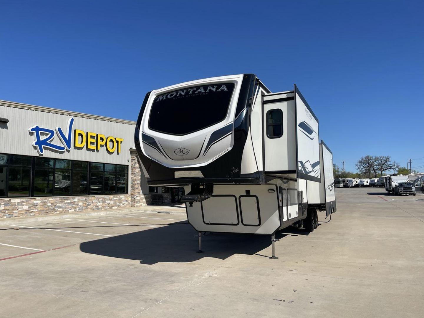 2022 KEYSTONE MONTANA 351BH (4YDFHMS21NA) , located at 4319 N Main Street, Cleburne, TX, 76033, (817) 221-0660, 32.435829, -97.384178 - Photo#0