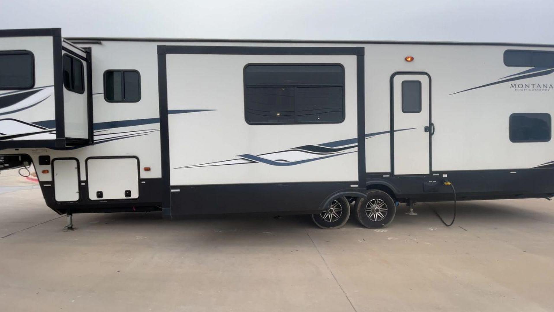 2022 KEYSTONE MONTANA 377FL (4YDFHMU26NA) , Length: 41.92 ft | Dry Weight: 13,267 lbs | Gross Weight: 16,460 lbs | Slides: 4 transmission, located at 4319 N Main Street, Cleburne, TX, 76033, (817) 221-0660, 32.435829, -97.384178 - The 2022 Keystone Montana 377FL is a luxury fifth wheel that offers an upscale design and a front-living floor plan, ideal for extended travel or full-time living. Its body features a clean white base color with bold black and gray graphics, creating a sleek and contemporary look. With its sophistic - Photo#6