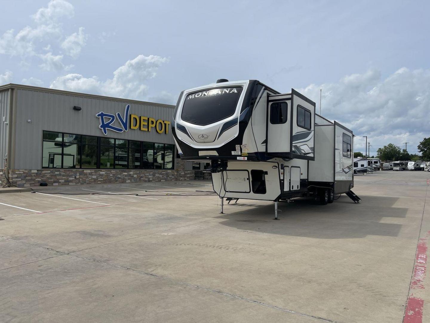 2022 KEYSTONE MONTANA 377FL (4YDFHMU26NA) , located at 4319 N Main Street, Cleburne, TX, 76033, (817) 221-0660, 32.435829, -97.384178 - Photo#0