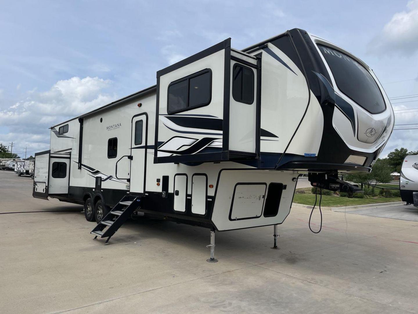 2022 KEYSTONE MONTANA 377FL (4YDFHMU26NA) , located at 4319 N Main Street, Cleburne, TX, 76033, (817) 221-0660, 32.435829, -97.384178 - Photo#23