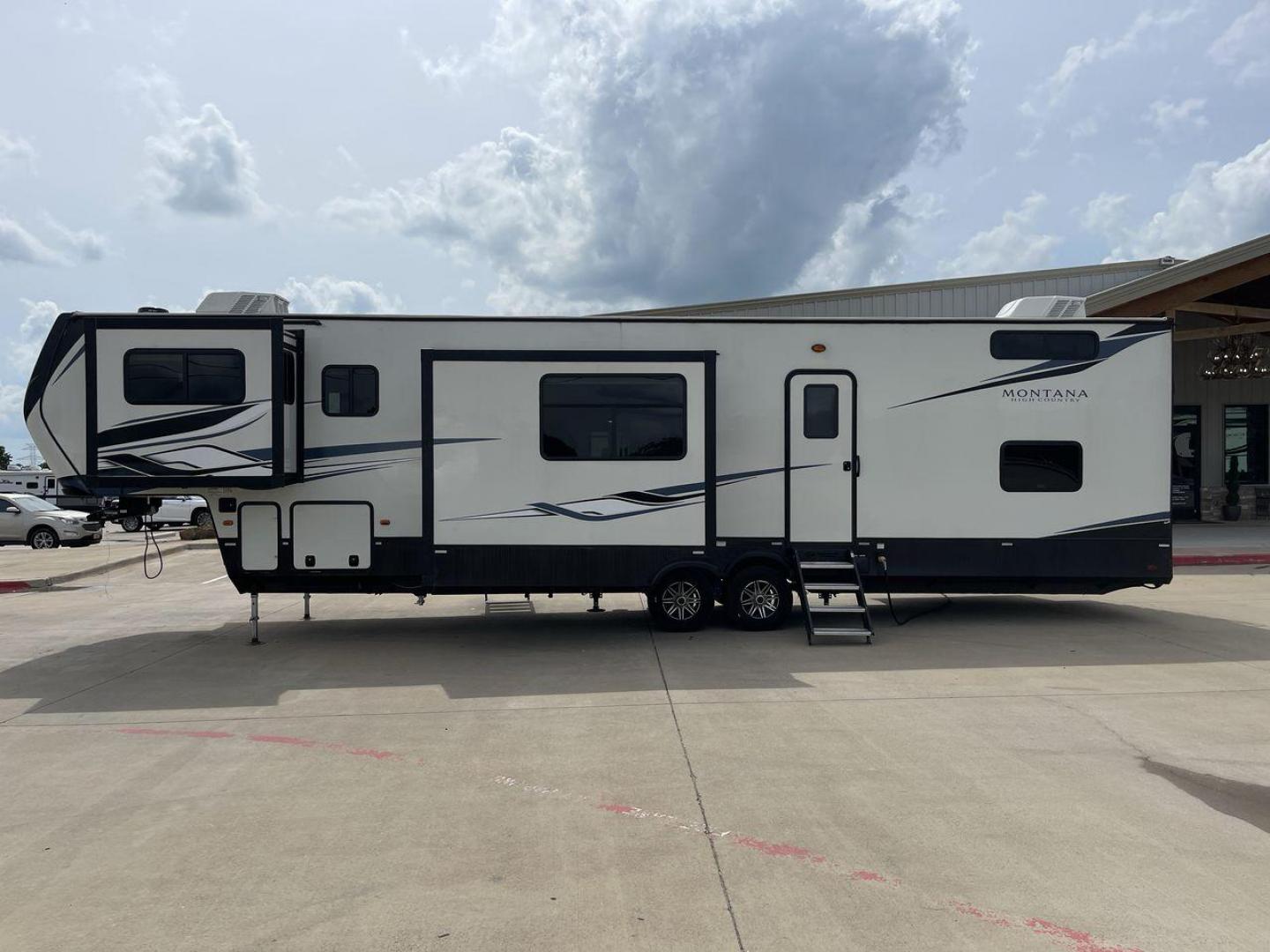 2022 KEYSTONE MONTANA 377FL (4YDFHMU26NA) , located at 4319 N Main Street, Cleburne, TX, 76033, (817) 221-0660, 32.435829, -97.384178 - Photo#24