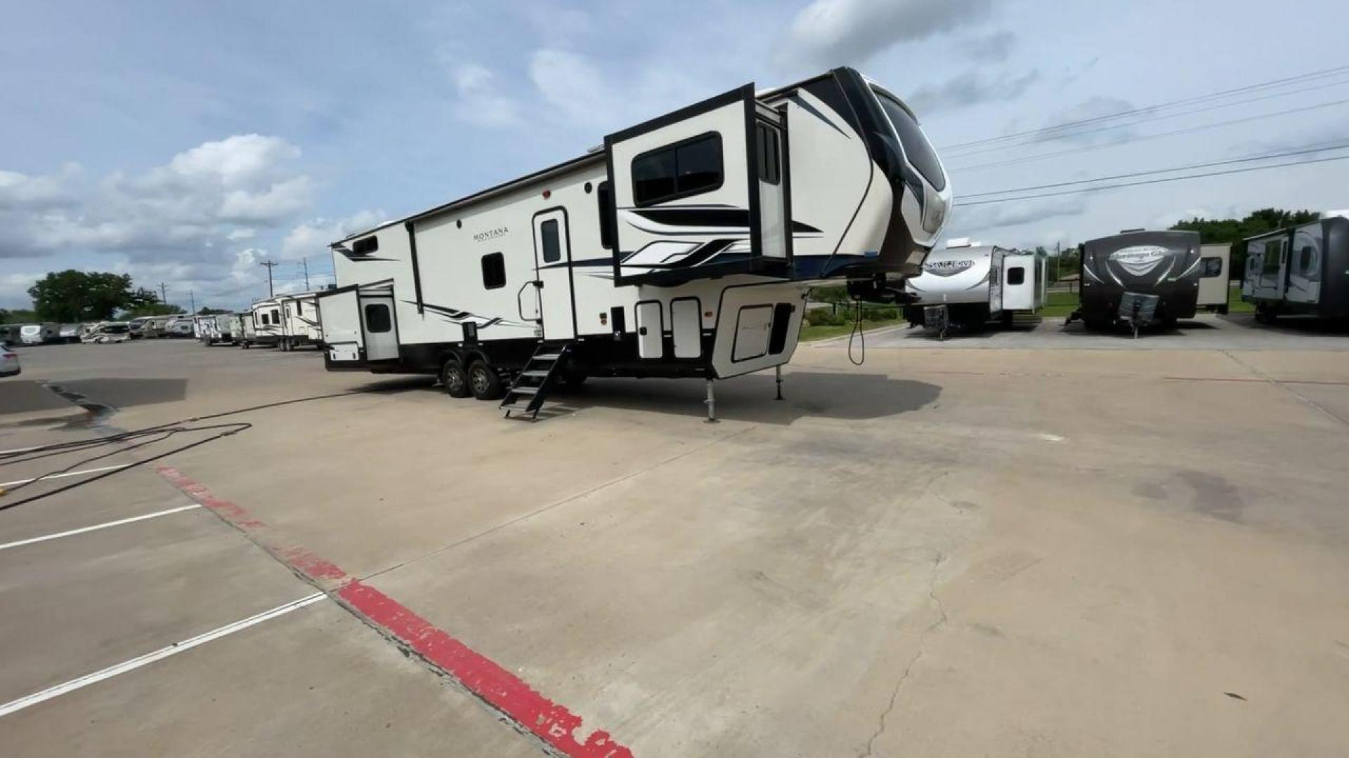 2022 KEYSTONE MONTANA 377FL (4YDFHMU26NA) , located at 4319 N Main Street, Cleburne, TX, 76033, (817) 221-0660, 32.435829, -97.384178 - Photo#3