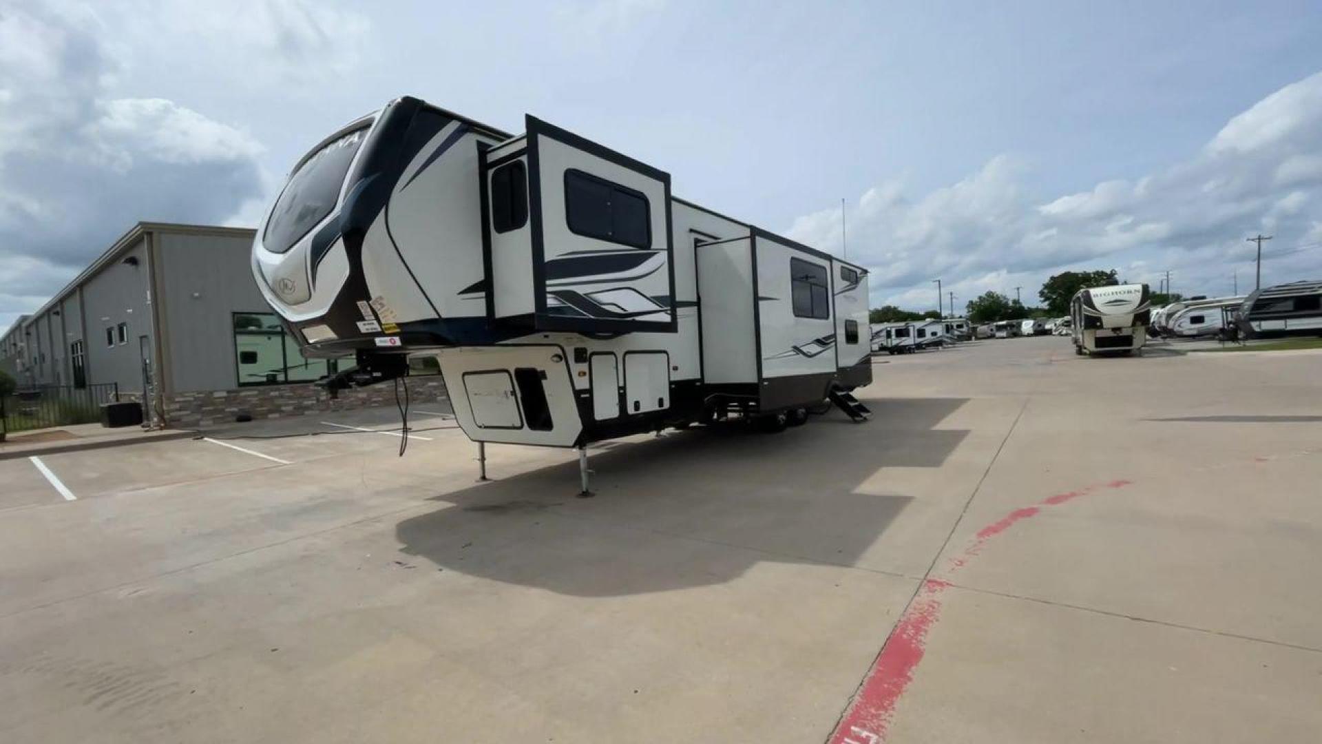 2022 KEYSTONE MONTANA 377FL (4YDFHMU26NA) , located at 4319 N Main Street, Cleburne, TX, 76033, (817) 221-0660, 32.435829, -97.384178 - Photo#5