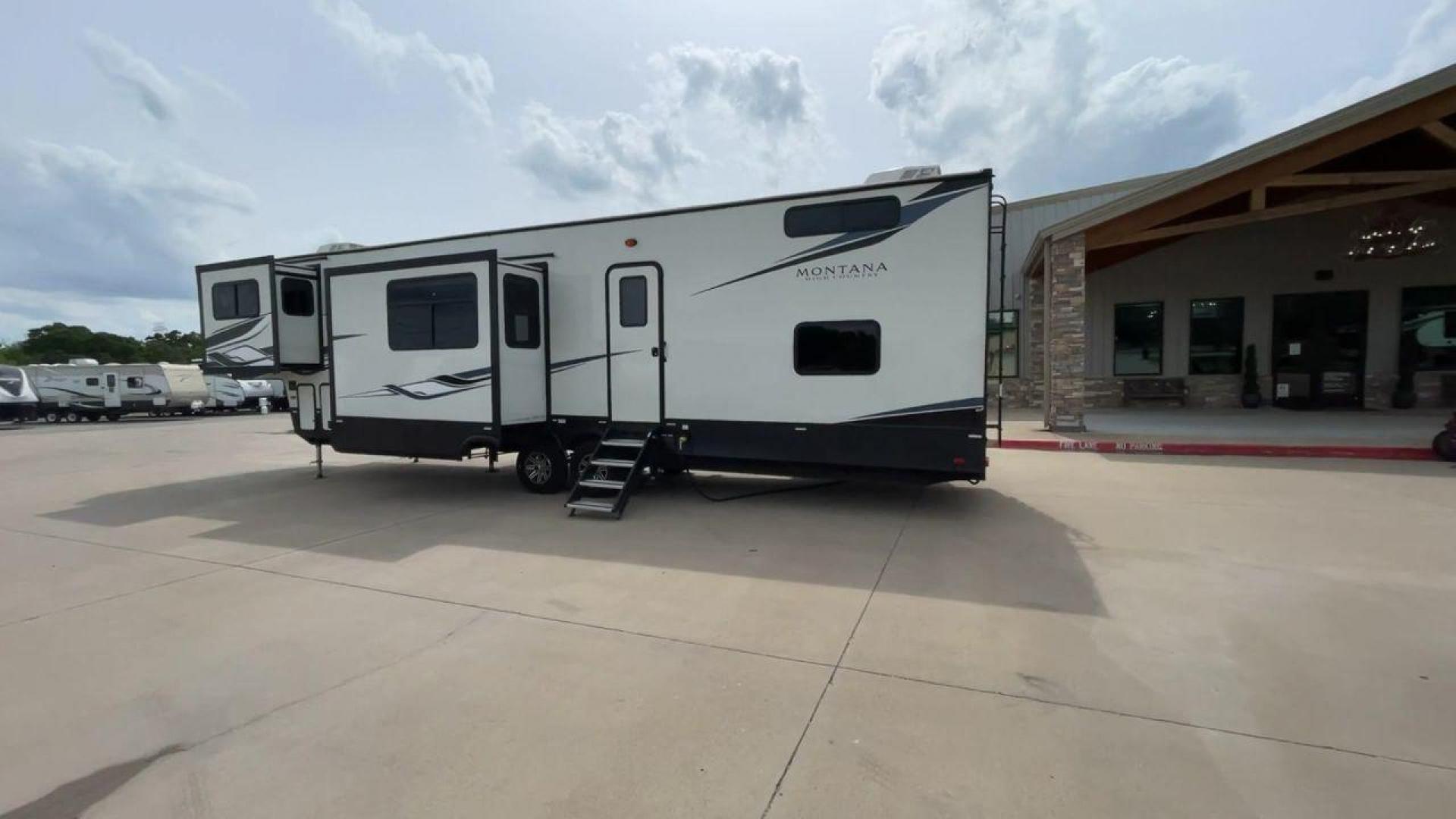 2022 KEYSTONE MONTANA 377FL (4YDFHMU26NA) , located at 4319 N Main Street, Cleburne, TX, 76033, (817) 221-0660, 32.435829, -97.384178 - Photo#7