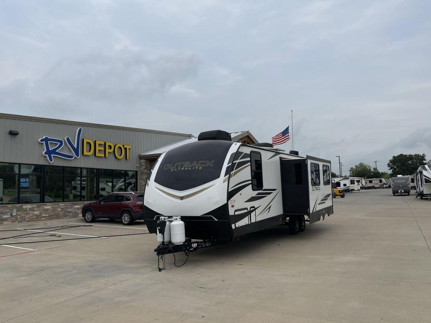 2022 KEYSTONE OUTBACK 291UBH (4YDT0BN20NB) , Length: 33.67 ft. | Dry Weight: 6,869 lbs. | Gross Weight: 8,209 lbs.8,209 lbs. | Slides: 1 transmission, located at 4319 N Main Street, Cleburne, TX, 76033, (817) 221-0660, 32.435829, -97.384178 - Photo#0