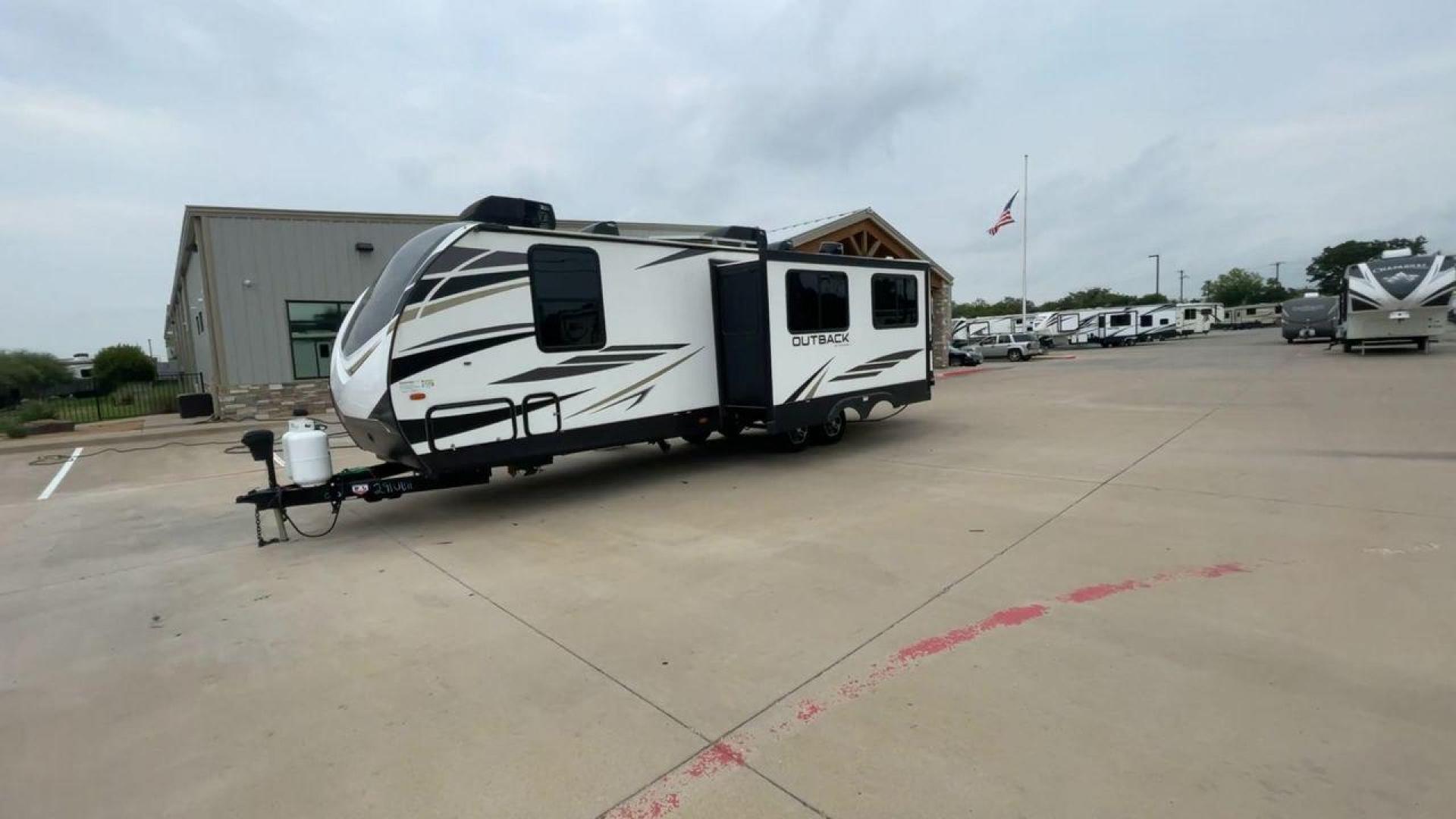 2022 KEYSTONE OUTBACK 291UBH (4YDT0BN20NB) , Length: 33.67 ft. | Dry Weight: 6,869 lbs. | Gross Weight: 8,209 lbs.8,209 lbs. | Slides: 1 transmission, located at 4319 N Main Street, Cleburne, TX, 76033, (817) 221-0660, 32.435829, -97.384178 - Photo#5