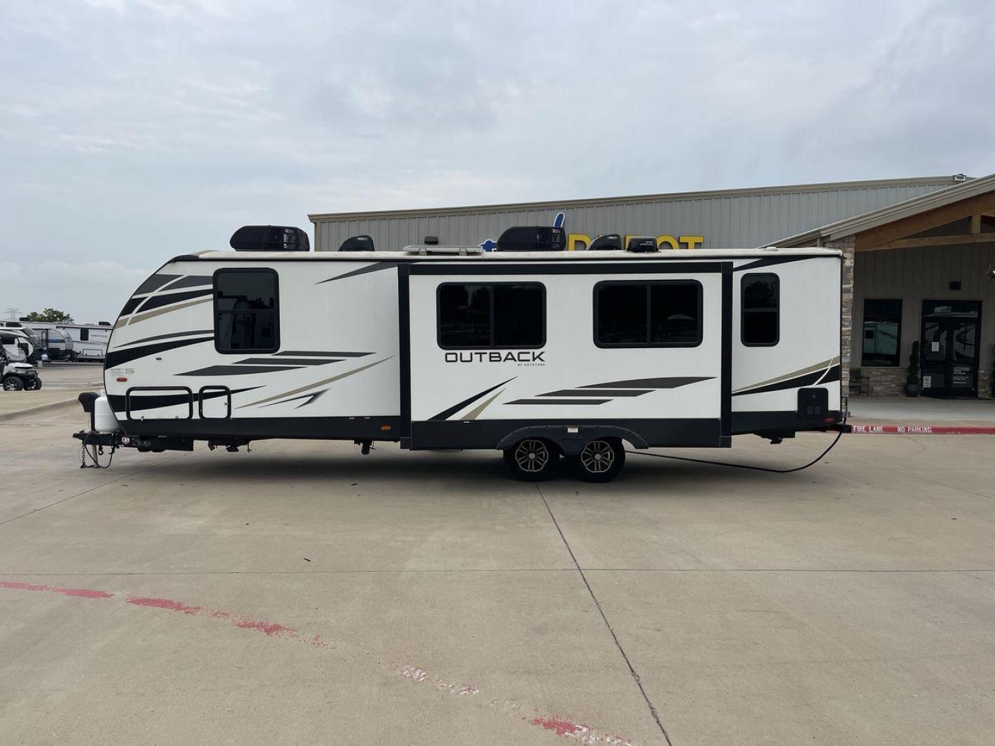 2022 KEYSTONE OUTBACK 291UBH (4YDT0BN20NB) , Length: 33.67 ft. | Dry Weight: 6,869 lbs. | Gross Weight: 8,209 lbs.8,209 lbs. | Slides: 1 transmission, located at 4319 N Main Street, Cleburne, TX, 76033, (817) 221-0660, 32.435829, -97.384178 - Photo#24