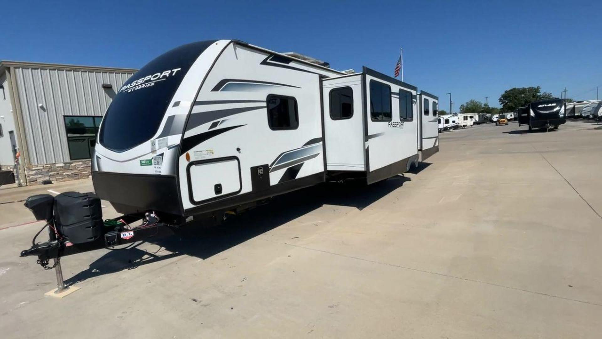 2022 KEYSTONE PASSPORT 3401QD (4YDTPPS27ND) , located at 4319 N Main Street, Cleburne, TX, 76033, (817) 221-0660, 32.435829, -97.384178 - Photo#5