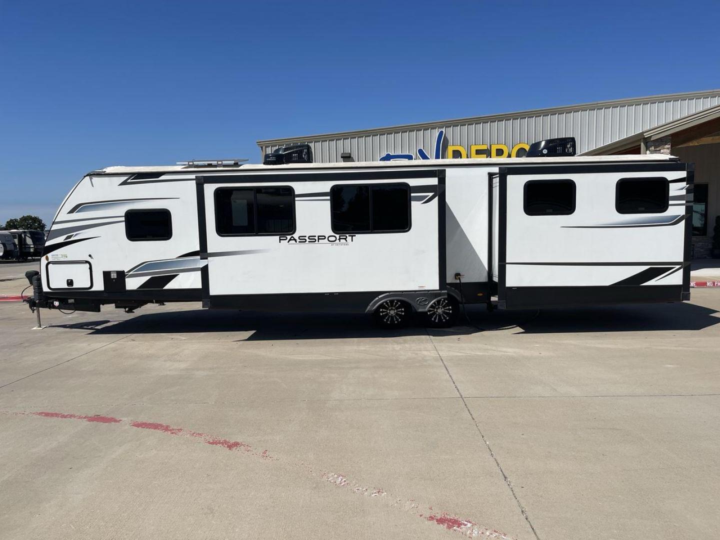 2022 KEYSTONE PASSPORT 3401QD (4YDTPPS27ND) , located at 4319 N Main Street, Cleburne, TX, 76033, (817) 221-0660, 32.435829, -97.384178 - Photo#24