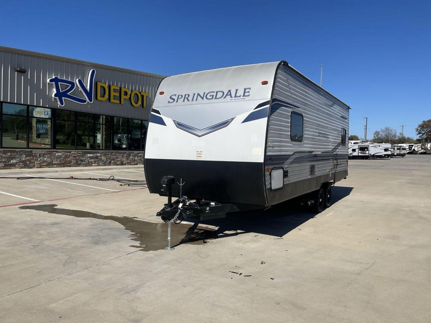 2022 KEYSTONE SPRINGDALE 220RD (4YDTSGK27N3) , Length: 26.25 ft. | Dry Weight: 4,799 lbs. | Gross Weight: 7,580 lbs. | Slides: 0 transmission, located at 4319 N Main Street, Cleburne, TX, 76033, (817) 221-0660, 32.435829, -97.384178 - Not a fan of big and bulky trailers? This 2022 Keystone Springdale 220RD might be more your style! This travel trailer measures over 26 ft. long and under 11 ft. tall, providing enough space to move freely without being too big for comfort! It also has a dry weight of 4,799 lbs. with a GVWR of 7,580 - Photo#0