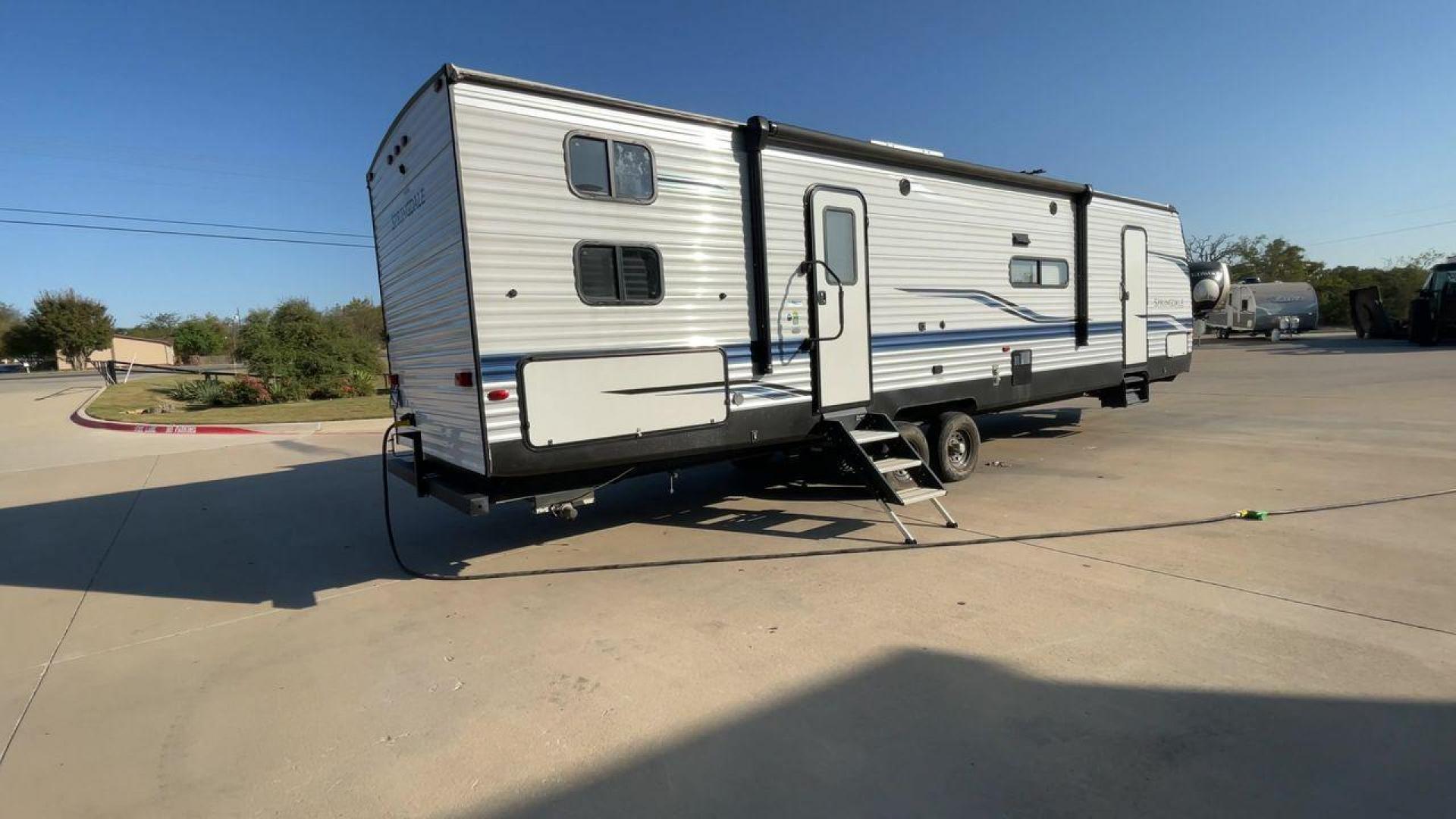 2022 KEYSTONE SPRINGDALE 335BH (4YDTSGR24N3) , Length: 37.75 ft. | Dry Weight: 8,069 lbs. | Gross Weight: 11,200 lbs. | Slides: 1 transmission, located at 4319 N Main Street, Cleburne, TX, 76033, (817) 221-0660, 32.435829, -97.384178 - The 2022 Keystone Springdale 335BH is a family-oriented travel trailer featuring a spacious bunkhouse, open living area, and outdoor kitchen, making it ideal for families or groups seeking comfort and convenience on the road. This unit measures 37.75 ft in length, 8 ft in width, and 10.92 ft in heig - Photo#1