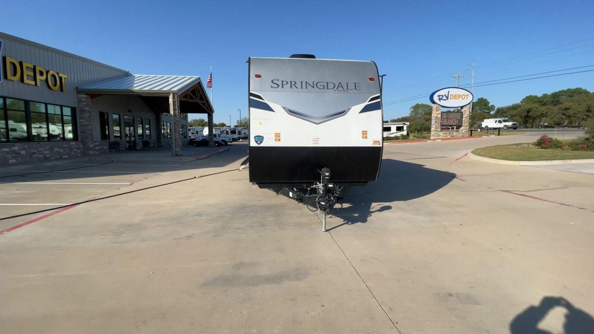 2022 KEYSTONE SPRINGDALE 335BH (4YDTSGR24N3) , Length: 37.75 ft. | Dry Weight: 8,069 lbs. | Gross Weight: 11,200 lbs. | Slides: 1 transmission, located at 4319 N Main Street, Cleburne, TX, 76033, (817) 221-0660, 32.435829, -97.384178 - The 2022 Keystone Springdale 335BH is a family-oriented travel trailer featuring a spacious bunkhouse, open living area, and outdoor kitchen, making it ideal for families or groups seeking comfort and convenience on the road. This unit measures 37.75 ft in length, 8 ft in width, and 10.92 ft in heig - Photo#4