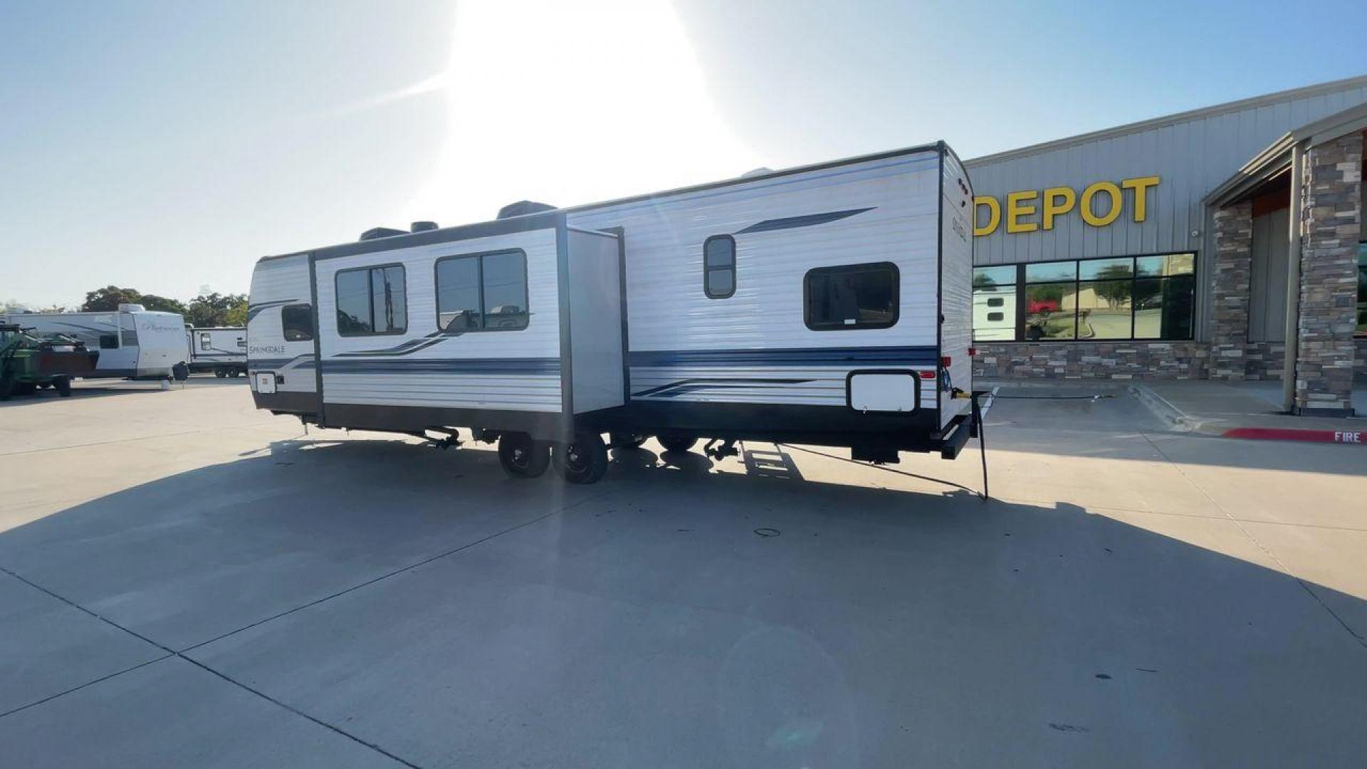 2022 KEYSTONE SPRINGDALE 335BH (4YDTSGR24N3) , Length: 37.75 ft. | Dry Weight: 8,069 lbs. | Gross Weight: 11,200 lbs. | Slides: 1 transmission, located at 4319 N Main Street, Cleburne, TX, 76033, (817) 221-0660, 32.435829, -97.384178 - The 2022 Keystone Springdale 335BH is a family-oriented travel trailer featuring a spacious bunkhouse, open living area, and outdoor kitchen, making it ideal for families or groups seeking comfort and convenience on the road. This unit measures 37.75 ft in length, 8 ft in width, and 10.92 ft in heig - Photo#7