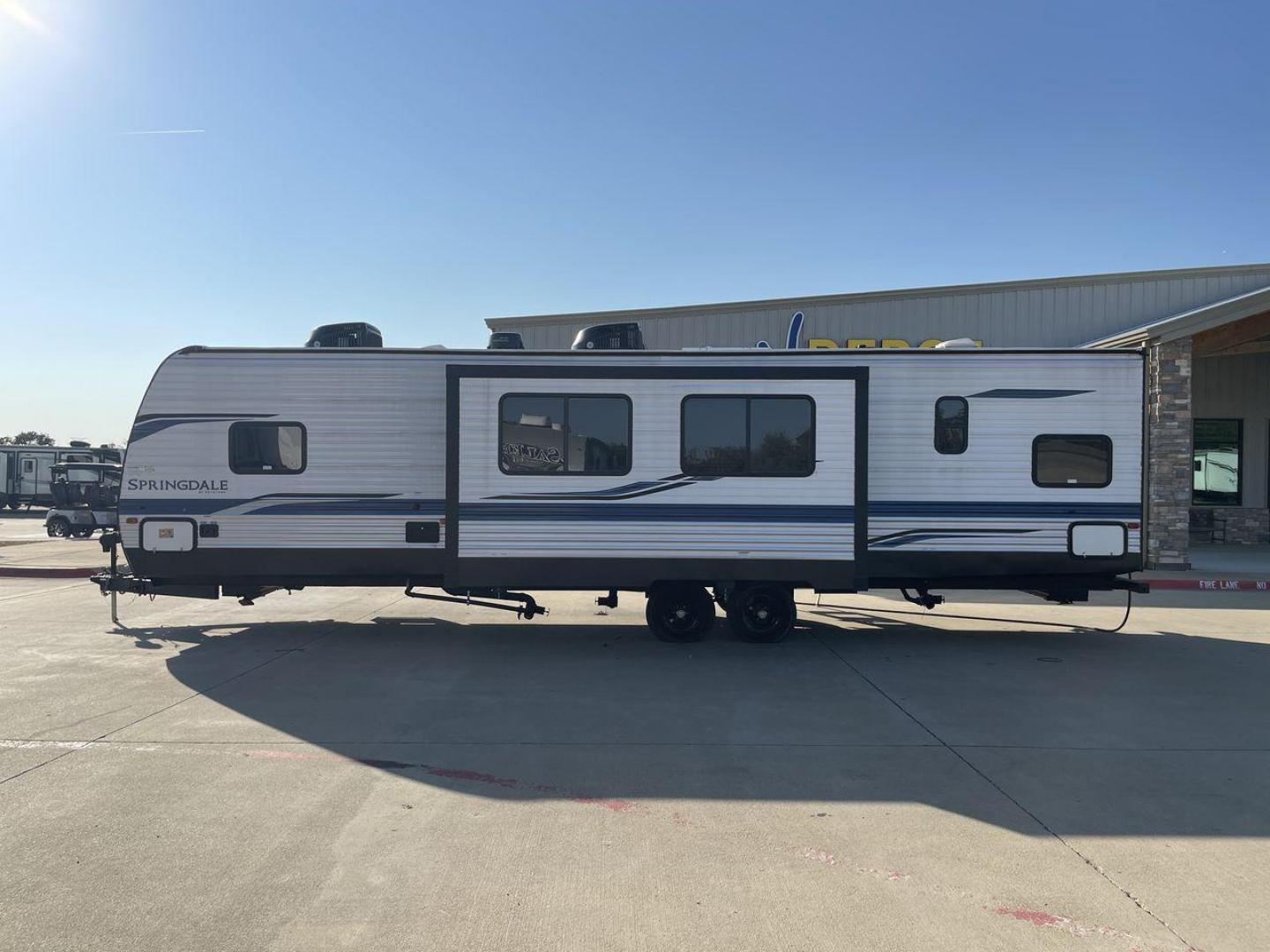 2022 KEYSTONE SPRINGDALE 335BH (4YDTSGR24N3) , Length: 37.75 ft. | Dry Weight: 8,069 lbs. | Gross Weight: 11,200 lbs. | Slides: 1 transmission, located at 4319 N Main Street, Cleburne, TX, 76033, (817) 221-0660, 32.435829, -97.384178 - The 2022 Keystone Springdale 335BH is a family-oriented travel trailer featuring a spacious bunkhouse, open living area, and outdoor kitchen, making it ideal for families or groups seeking comfort and convenience on the road. This unit measures 37.75 ft in length, 8 ft in width, and 10.92 ft in heig - Photo#24