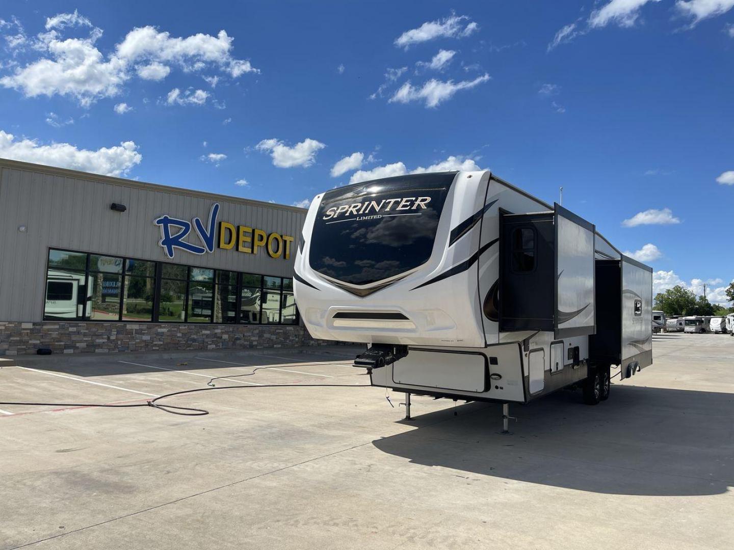 2022 KEYSTONE SPRINTER 3190RLS (4YDFSTR20N1) , located at 4319 N Main Street, Cleburne, TX, 76033, (817) 221-0660, 32.435829, -97.384178 - Photo#0