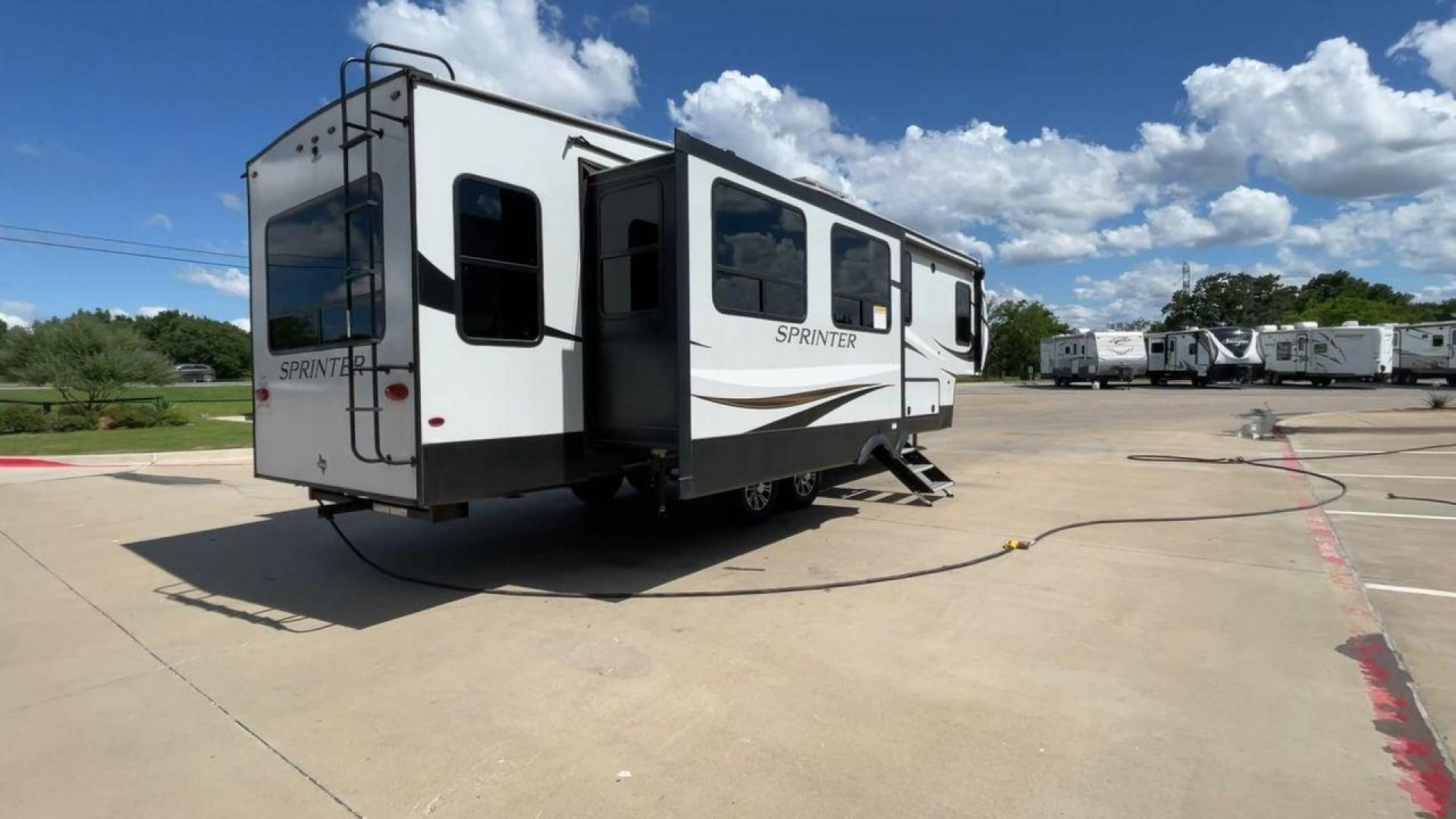 2022 KEYSTONE SPRINTER 3190RLS (4YDFSTR20N1) , located at 4319 N Main Street, Cleburne, TX, 76033, (817) 221-0660, 32.435829, -97.384178 - Photo#1