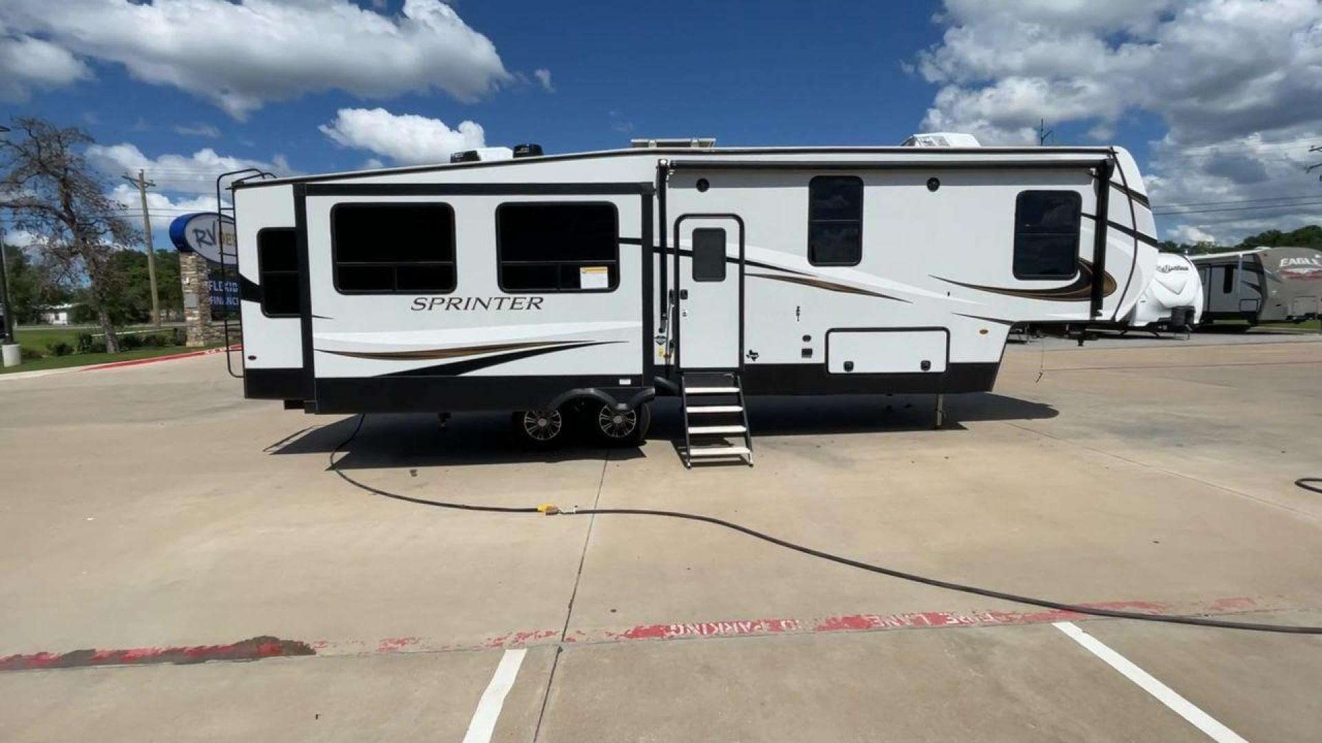 2022 KEYSTONE SPRINTER 3190RLS (4YDFSTR20N1) , located at 4319 N Main Street, Cleburne, TX, 76033, (817) 221-0660, 32.435829, -97.384178 - Photo#2