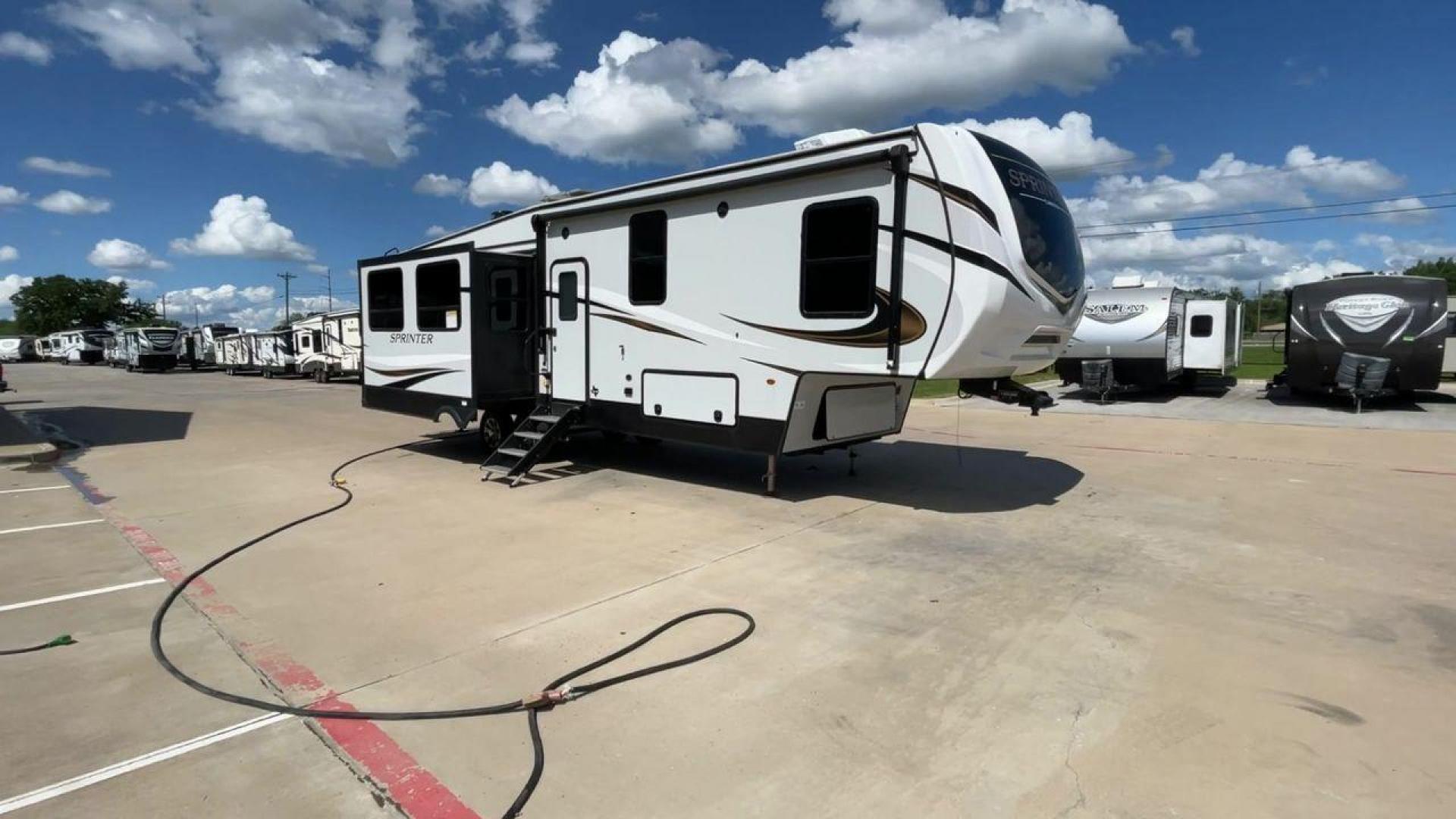 2022 KEYSTONE SPRINTER 3190RLS (4YDFSTR20N1) , located at 4319 N Main Street, Cleburne, TX, 76033, (817) 221-0660, 32.435829, -97.384178 - Photo#3