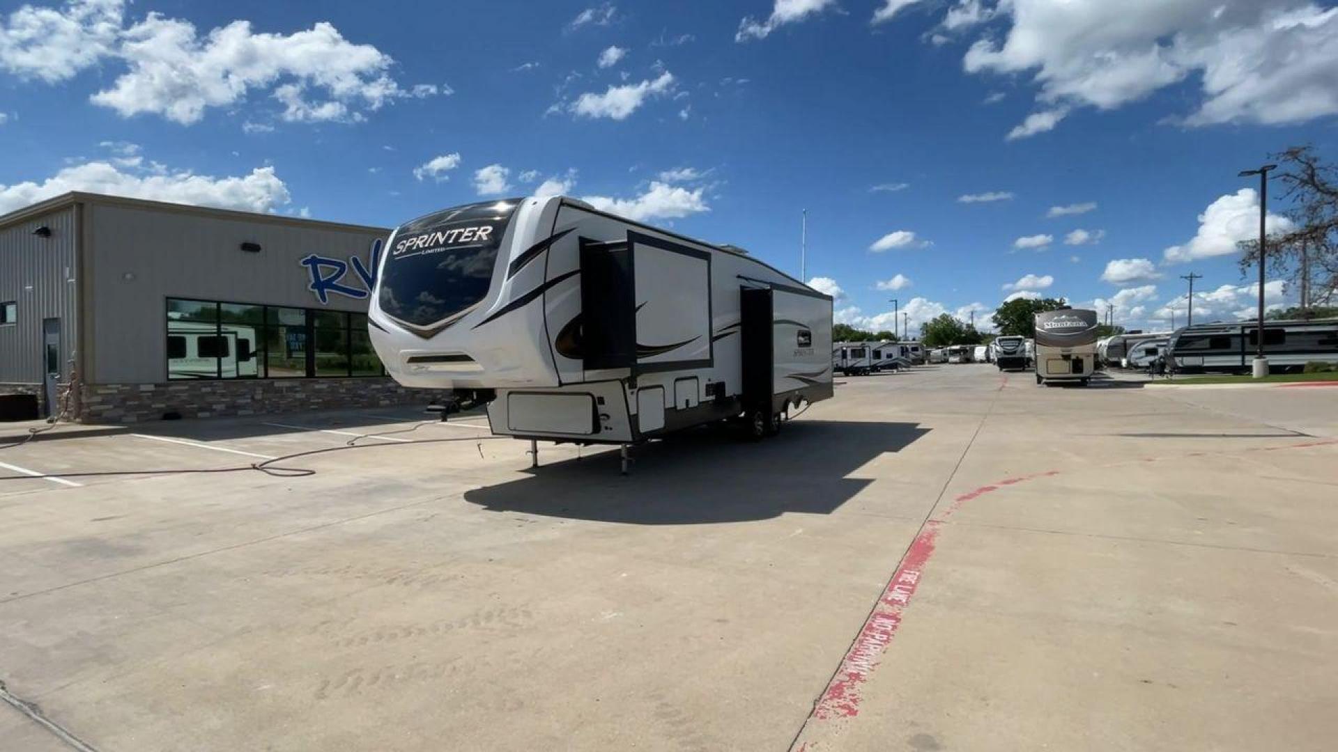 2022 KEYSTONE SPRINTER 3190RLS (4YDFSTR20N1) , located at 4319 N Main Street, Cleburne, TX, 76033, (817) 221-0660, 32.435829, -97.384178 - Photo#5