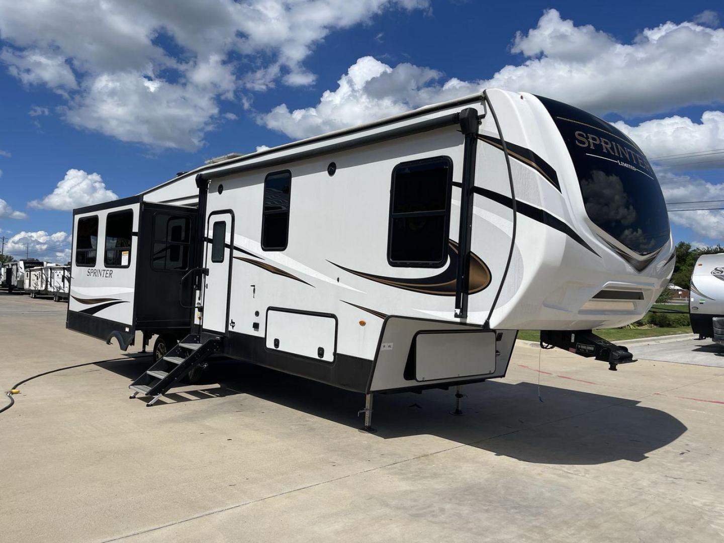 2022 KEYSTONE SPRINTER 3190RLS (4YDFSTR20N1) , located at 4319 N Main Street, Cleburne, TX, 76033, (817) 221-0660, 32.435829, -97.384178 - Photo#22