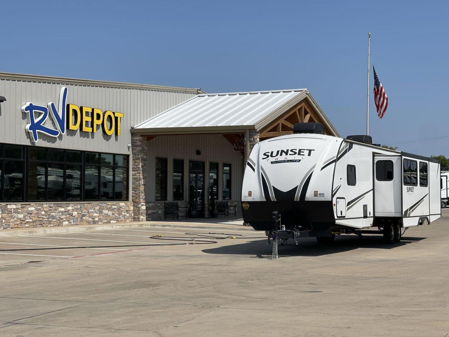 2022 KEYSTONE SUNSET TRAIL 331BH (4YDTSSR26N5) , Length: 37.5 ft. | Dry Weight: 7,671 lbs. | Gross Weight: 9,735 lbs. | Slides: 3 transmission, located at 4319 N Main Street, Cleburne, TX, 76033, (817) 221-0660, 32.435829, -97.384178 - Photo#0