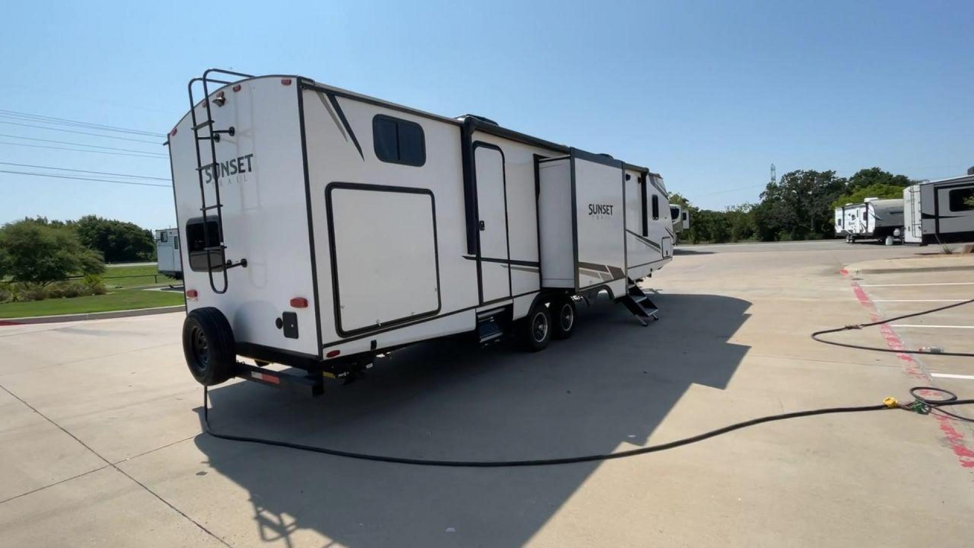 2022 KEYSTONE SUNSET TRAIL 331BH (4YDTSSR26N5) , Length: 37.5 ft. | Dry Weight: 7,671 lbs. | Gross Weight: 9,735 lbs. | Slides: 3 transmission, located at 4319 N Main Street, Cleburne, TX, 76033, (817) 221-0660, 32.435829, -97.384178 - Photo#1