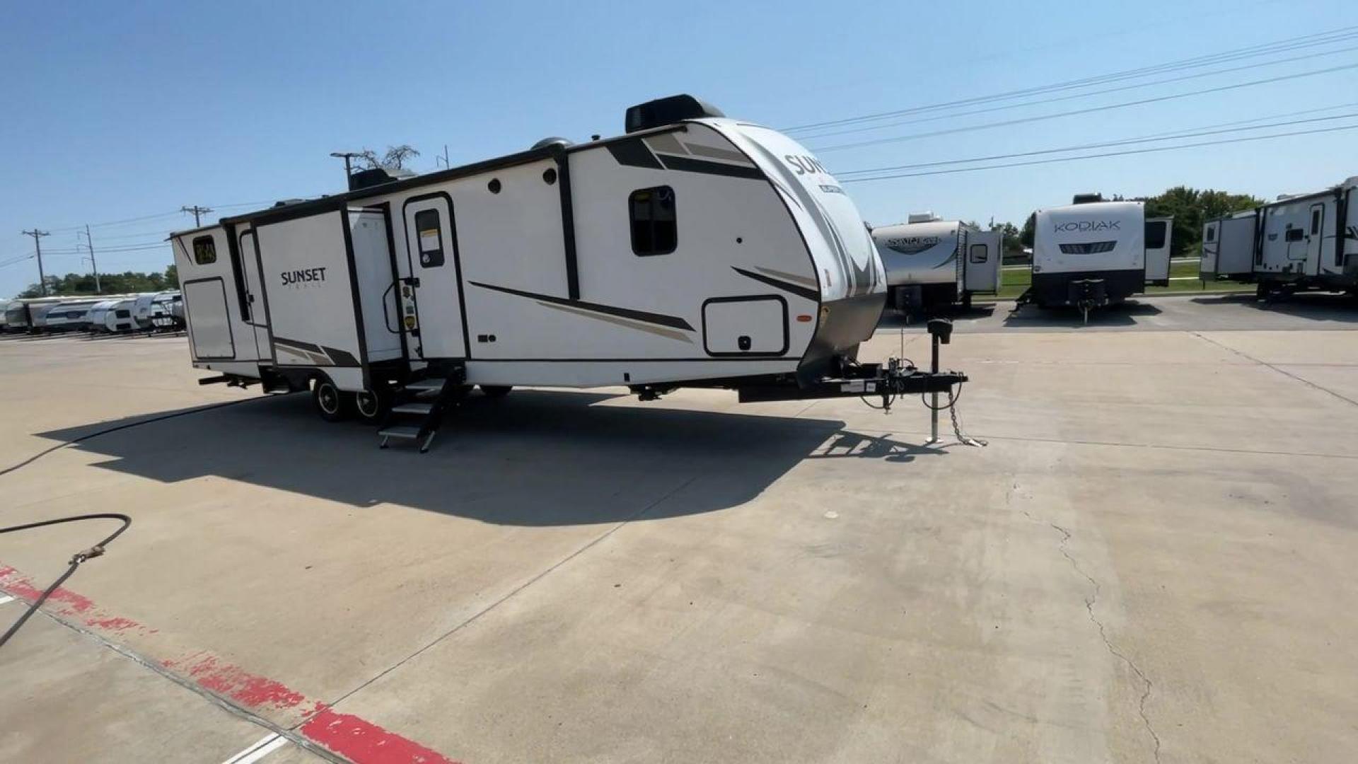 2022 KEYSTONE SUNSET TRAIL 331BH (4YDTSSR26N5) , Length: 37.5 ft. | Dry Weight: 7,671 lbs. | Gross Weight: 9,735 lbs. | Slides: 3 transmission, located at 4319 N Main Street, Cleburne, TX, 76033, (817) 221-0660, 32.435829, -97.384178 - Photo#3