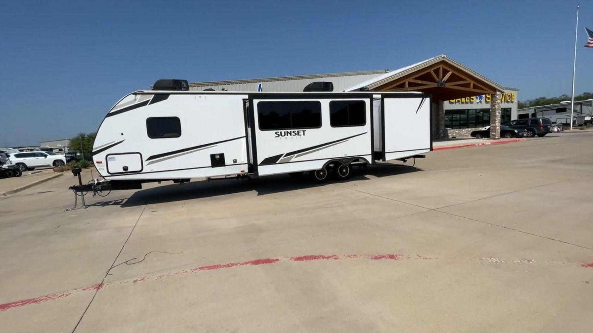 2022 KEYSTONE SUNSET TRAIL 331BH (4YDTSSR26N5) , Length: 37.5 ft. | Dry Weight: 7,671 lbs. | Gross Weight: 9,735 lbs. | Slides: 3 transmission, located at 4319 N Main Street, Cleburne, TX, 76033, (817) 221-0660, 32.435829, -97.384178 - Photo#6