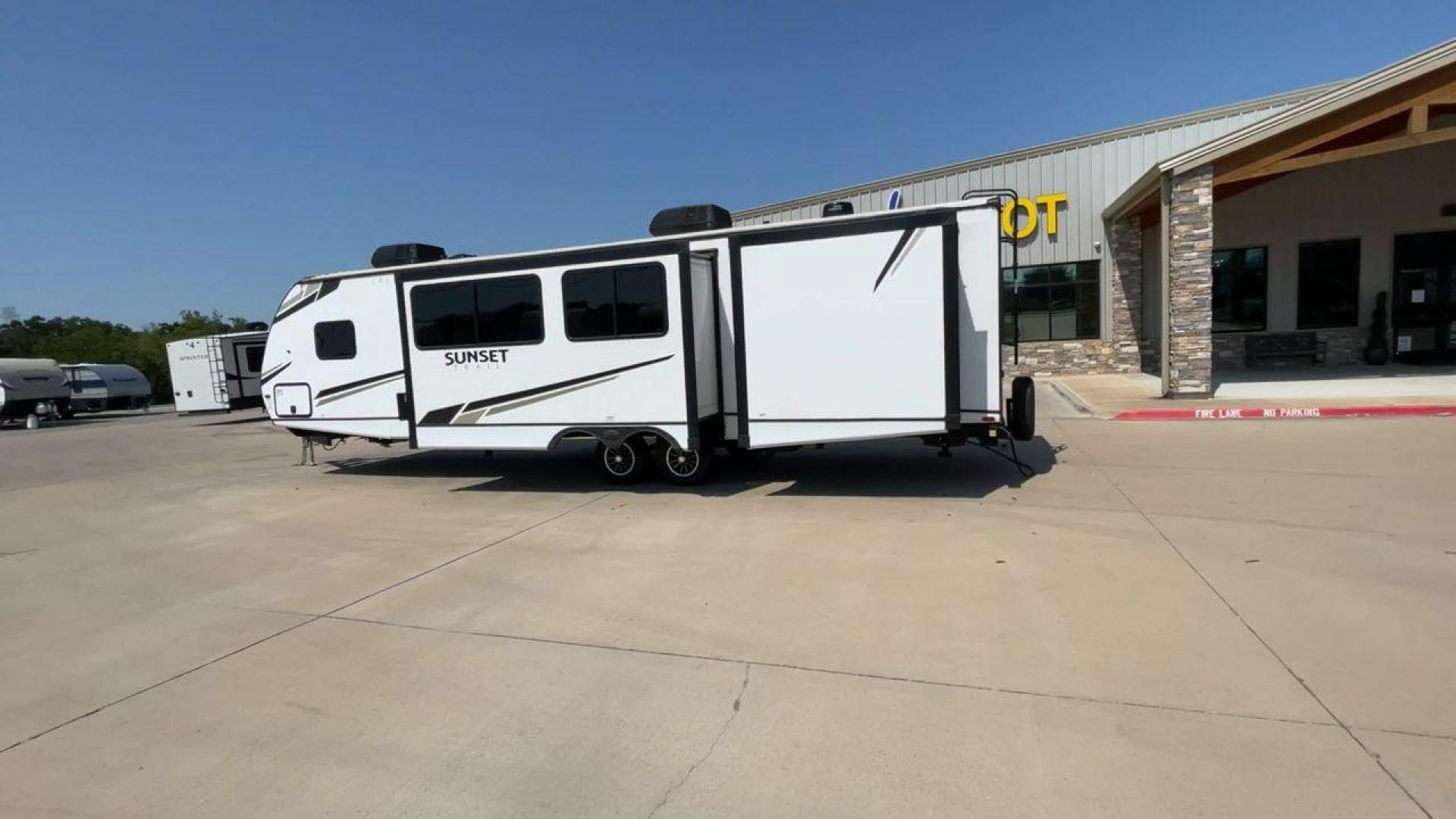 2022 KEYSTONE SUNSET TRAIL 331BH (4YDTSSR26N5) , Length: 37.5 ft. | Dry Weight: 7,671 lbs. | Gross Weight: 9,735 lbs. | Slides: 3 transmission, located at 4319 N Main Street, Cleburne, TX, 76033, (817) 221-0660, 32.435829, -97.384178 - Photo#7