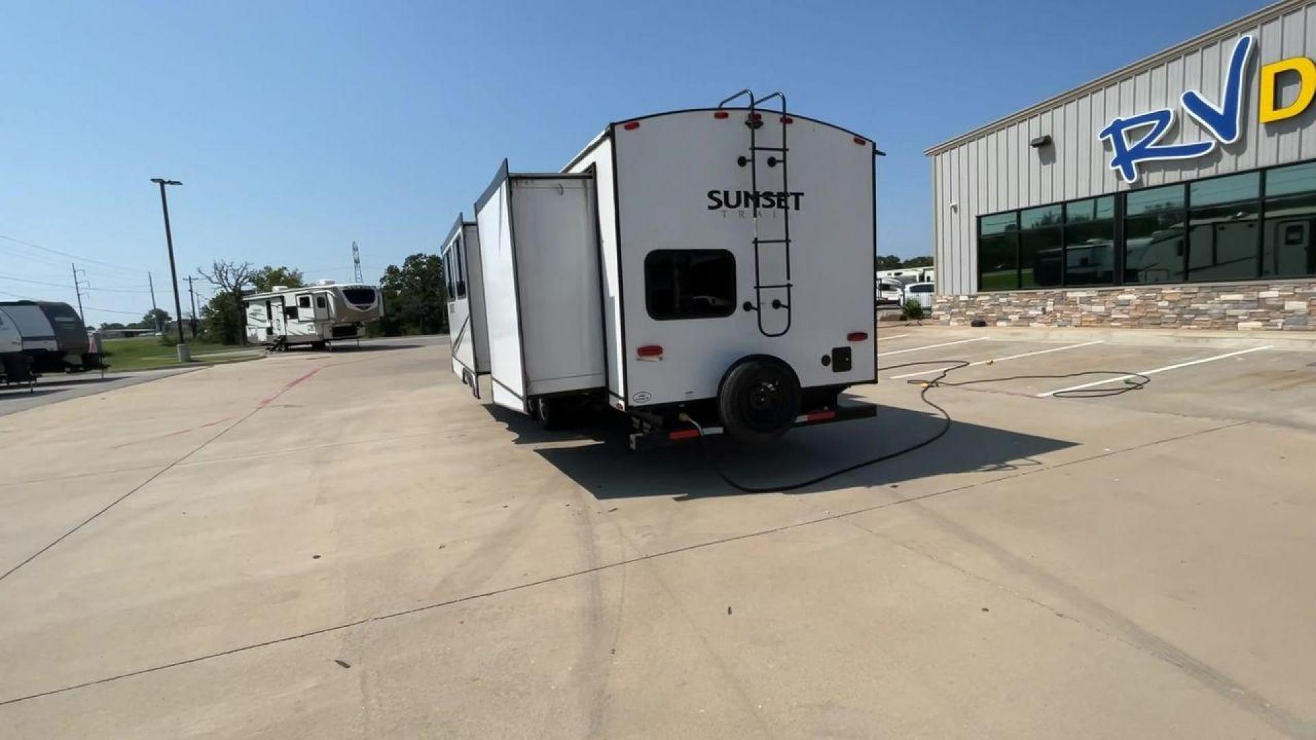 2022 KEYSTONE SUNSET TRAIL 331BH (4YDTSSR26N5) , Length: 37.5 ft. | Dry Weight: 7,671 lbs. | Gross Weight: 9,735 lbs. | Slides: 3 transmission, located at 4319 N Main Street, Cleburne, TX, 76033, (817) 221-0660, 32.435829, -97.384178 - Photo#8