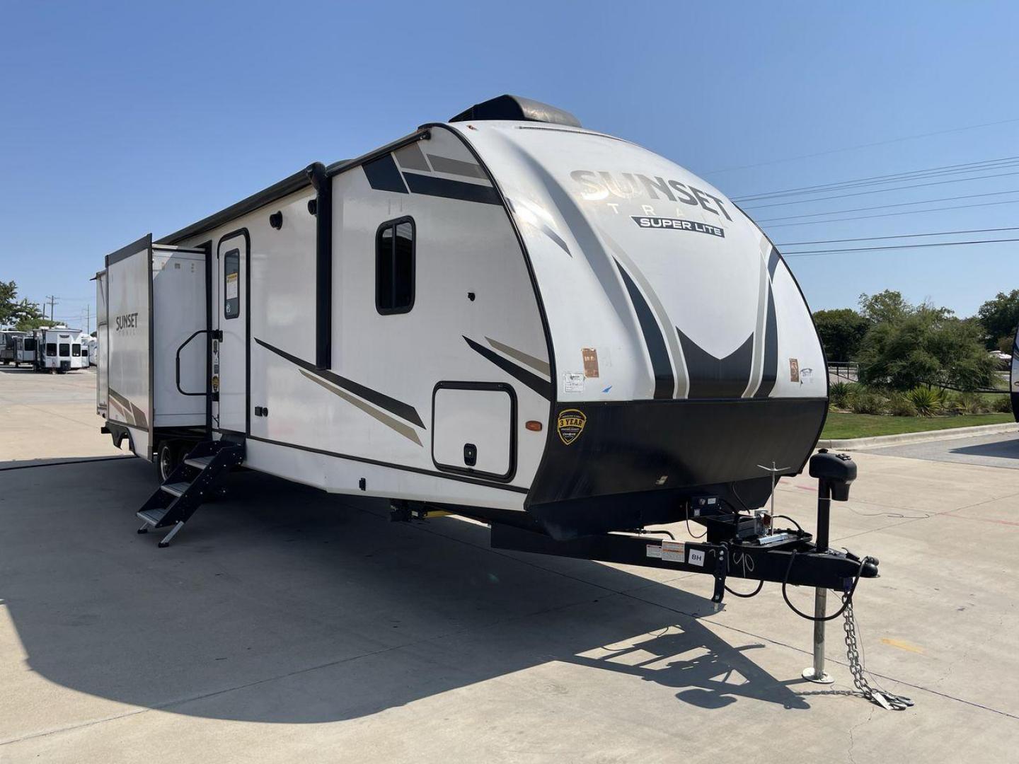 2022 KEYSTONE SUNSET TRAIL 331BH (4YDTSSR26N5) , Length: 37.5 ft. | Dry Weight: 7,671 lbs. | Gross Weight: 9,735 lbs. | Slides: 3 transmission, located at 4319 N Main Street, Cleburne, TX, 76033, (817) 221-0660, 32.435829, -97.384178 - Photo#23