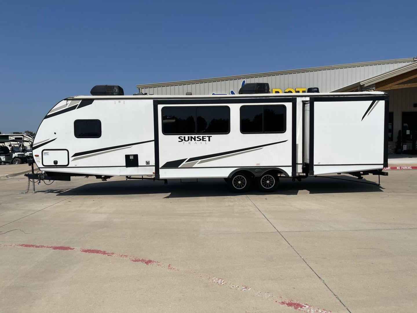 2022 KEYSTONE SUNSET TRAIL 331BH (4YDTSSR26N5) , Length: 37.5 ft. | Dry Weight: 7,671 lbs. | Gross Weight: 9,735 lbs. | Slides: 3 transmission, located at 4319 N Main Street, Cleburne, TX, 76033, (817) 221-0660, 32.435829, -97.384178 - Photo#24