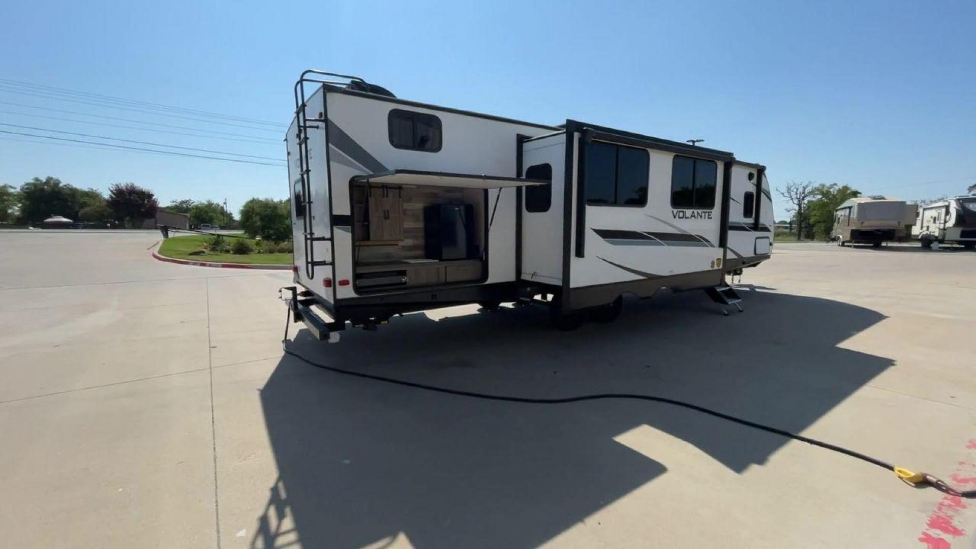 2022 KEYSTONE VOLANTE 33DB (4YDTVLS22N6) , Length: 38 ft | Slides: 38 transmission, located at 4319 N Main Street, Cleburne, TX, 76033, (817) 221-0660, 32.435829, -97.384178 - Photo#1