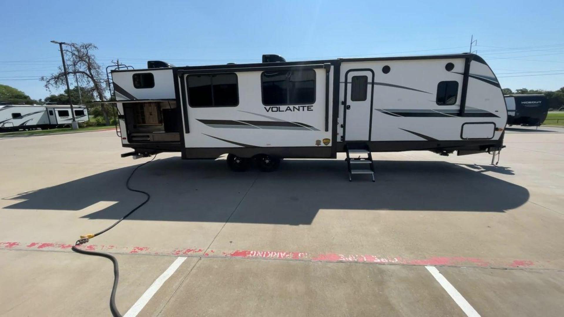 2022 KEYSTONE VOLANTE 33DB (4YDTVLS22N6) , Length: 38 ft | Slides: 38 transmission, located at 4319 N Main Street, Cleburne, TX, 76033, (817) 221-0660, 32.435829, -97.384178 - Photo#2