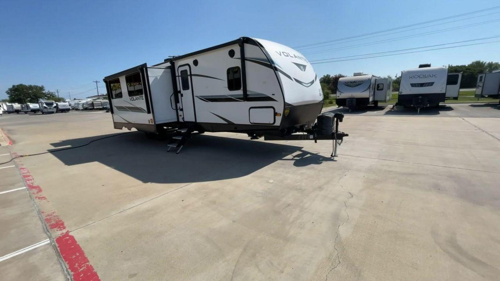 2022 KEYSTONE VOLANTE 33DB (4YDTVLS22N6) , Length: 38 ft | Slides: 38 transmission, located at 4319 N Main Street, Cleburne, TX, 76033, (817) 221-0660, 32.435829, -97.384178 - Photo#3