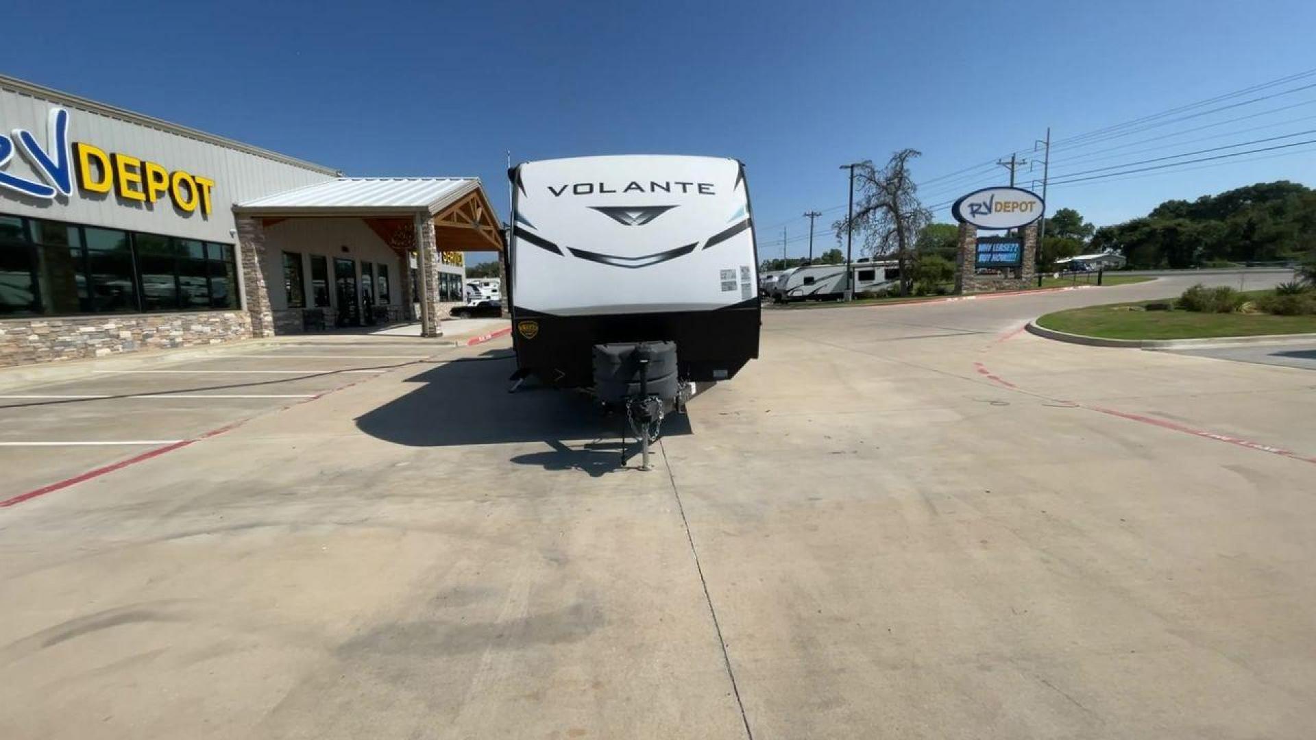 2022 KEYSTONE VOLANTE 33DB (4YDTVLS22N6) , Length: 38 ft | Slides: 38 transmission, located at 4319 N Main Street, Cleburne, TX, 76033, (817) 221-0660, 32.435829, -97.384178 - Photo#4