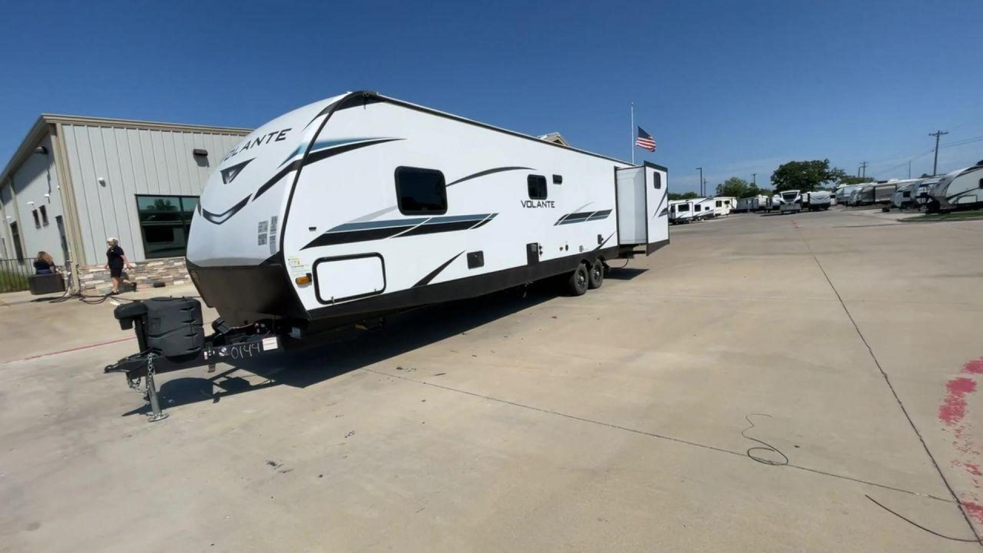 2022 KEYSTONE VOLANTE 33DB (4YDTVLS22N6) , Length: 38 ft | Slides: 38 transmission, located at 4319 N Main Street, Cleburne, TX, 76033, (817) 221-0660, 32.435829, -97.384178 - Photo#5