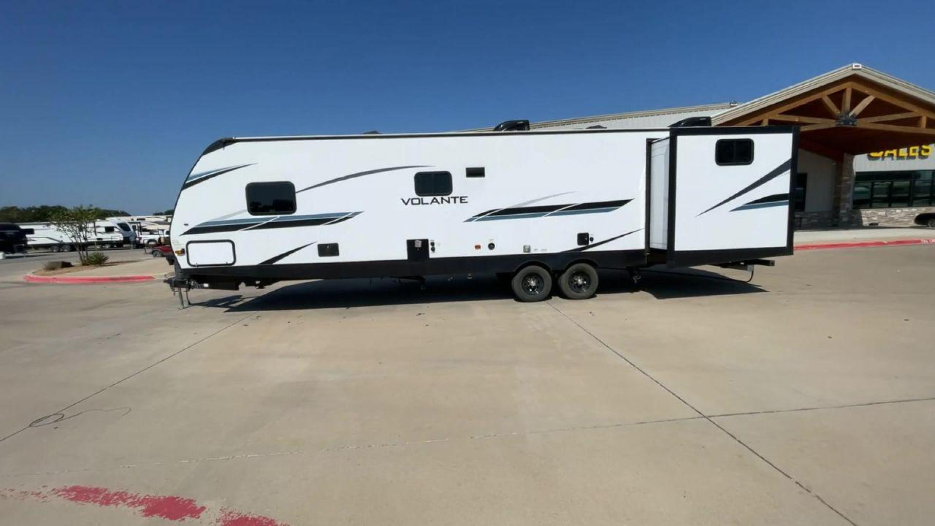 2022 KEYSTONE VOLANTE 33DB (4YDTVLS22N6) , Length: 38 ft | Slides: 38 transmission, located at 4319 N Main Street, Cleburne, TX, 76033, (817) 221-0660, 32.435829, -97.384178 - Photo#6