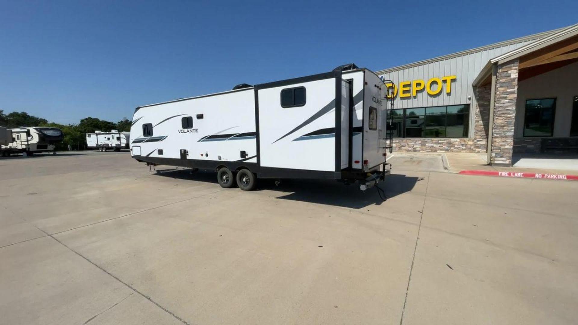 2022 KEYSTONE VOLANTE 33DB (4YDTVLS22N6) , Length: 38 ft | Slides: 38 transmission, located at 4319 N Main Street, Cleburne, TX, 76033, (817) 221-0660, 32.435829, -97.384178 - Photo#7