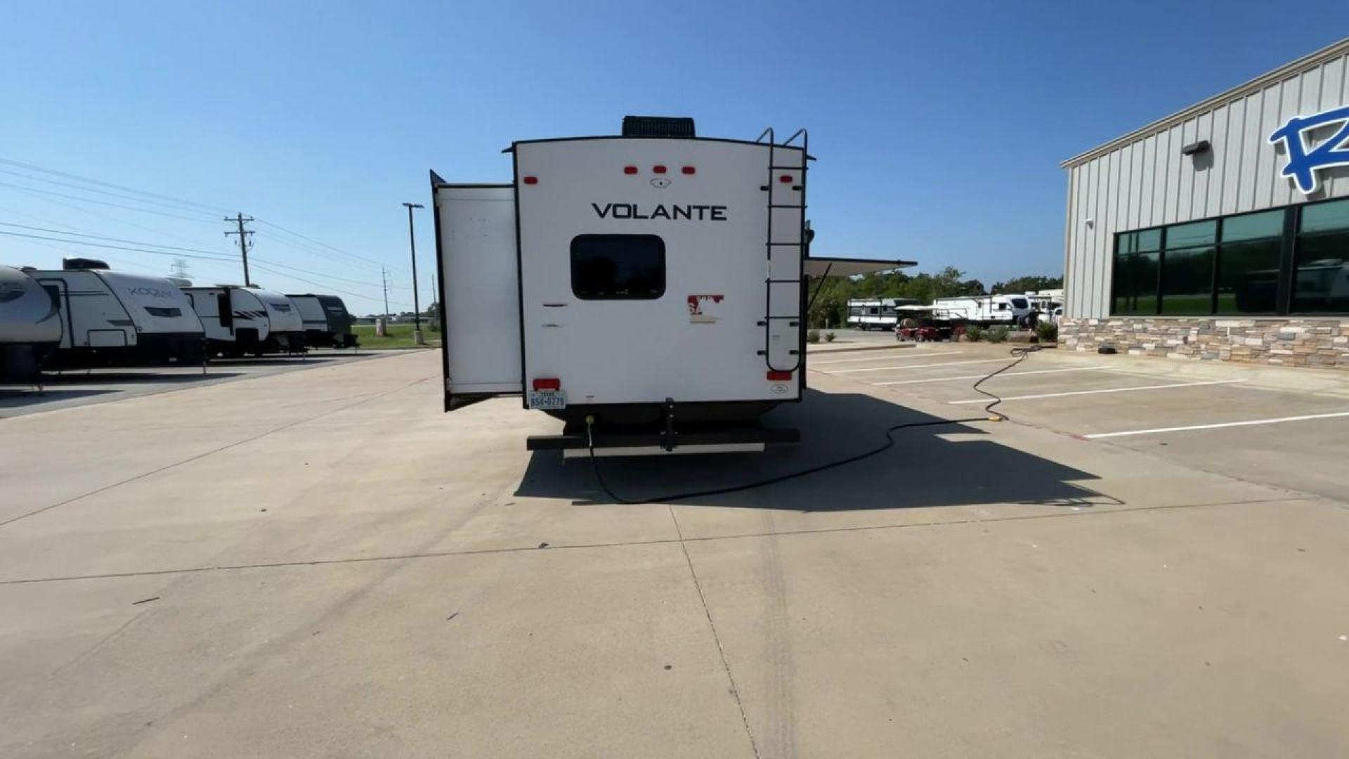 2022 KEYSTONE VOLANTE 33DB (4YDTVLS22N6) , Length: 38 ft | Slides: 38 transmission, located at 4319 N Main Street, Cleburne, TX, 76033, (817) 221-0660, 32.435829, -97.384178 - Photo#8