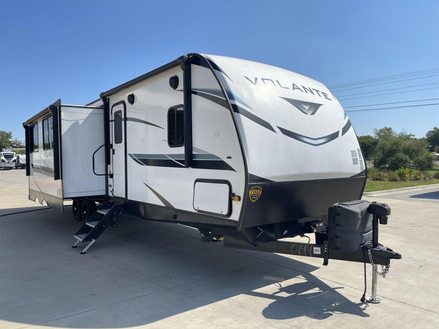 2022 KEYSTONE VOLANTE 33DB (4YDTVLS22N6) , Length: 38 ft | Slides: 38 transmission, located at 4319 N Main Street, Cleburne, TX, 76033, (817) 221-0660, 32.435829, -97.384178 - Photo#22