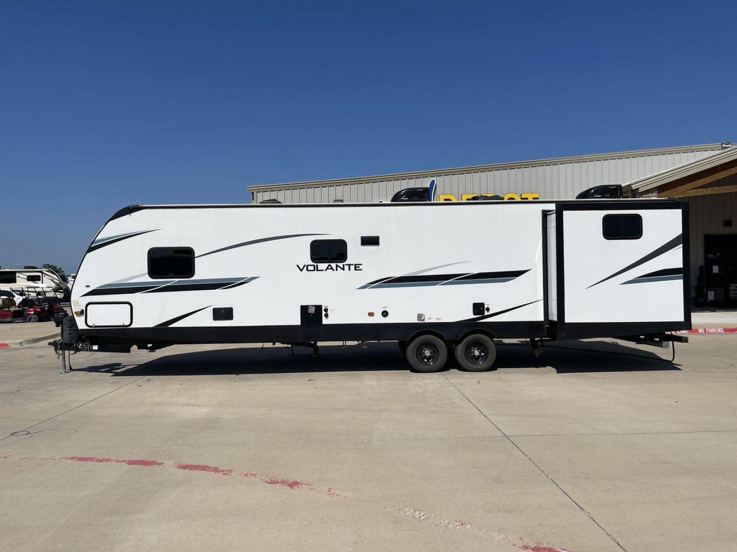 2022 KEYSTONE VOLANTE 33DB (4YDTVLS22N6) , Length: 38 ft | Slides: 38 transmission, located at 4319 N Main Street, Cleburne, TX, 76033, (817) 221-0660, 32.435829, -97.384178 - Photo#23