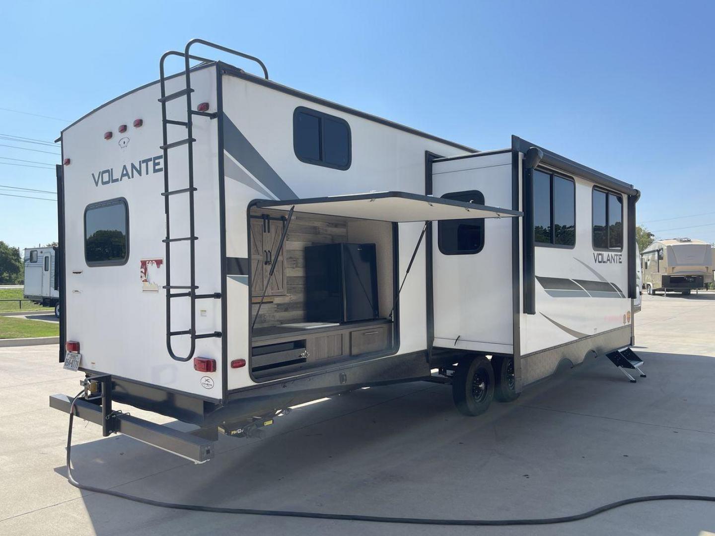 2022 KEYSTONE VOLANTE 33DB (4YDTVLS22N6) , Length: 38 ft | Slides: 38 transmission, located at 4319 N Main Street, Cleburne, TX, 76033, (817) 221-0660, 32.435829, -97.384178 - Photo#24