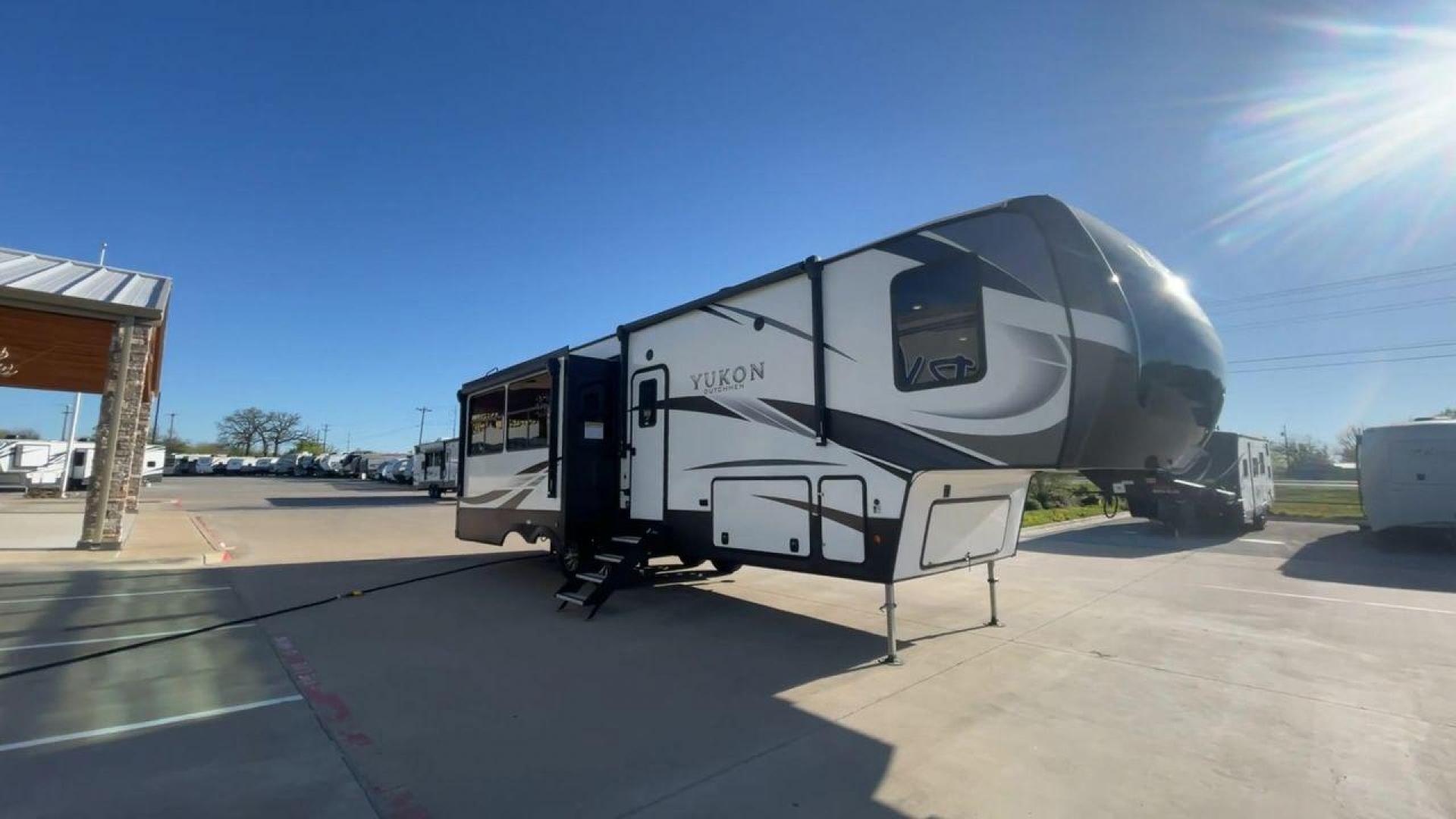 2022 KEYSTONE YUKON 320RL (4YDFYKR28NZ) , Length: 36.5 ft. | Dry Weight: 12,360 lbs. | Slides: 3 transmission, located at 4319 N Main Street, Cleburne, TX, 76033, (817) 221-0660, 32.435829, -97.384178 - A high-end fifth wheel that blends elegance and practicality for an unmatched camping experience is the 2022 Keystone Yukon 320RL. This model provides generous living quarters while maintaining exceptional durability. It measures 36.5 feet in length and has a dry weight of 12,360 pounds. The Yukon 3 - Photo#2