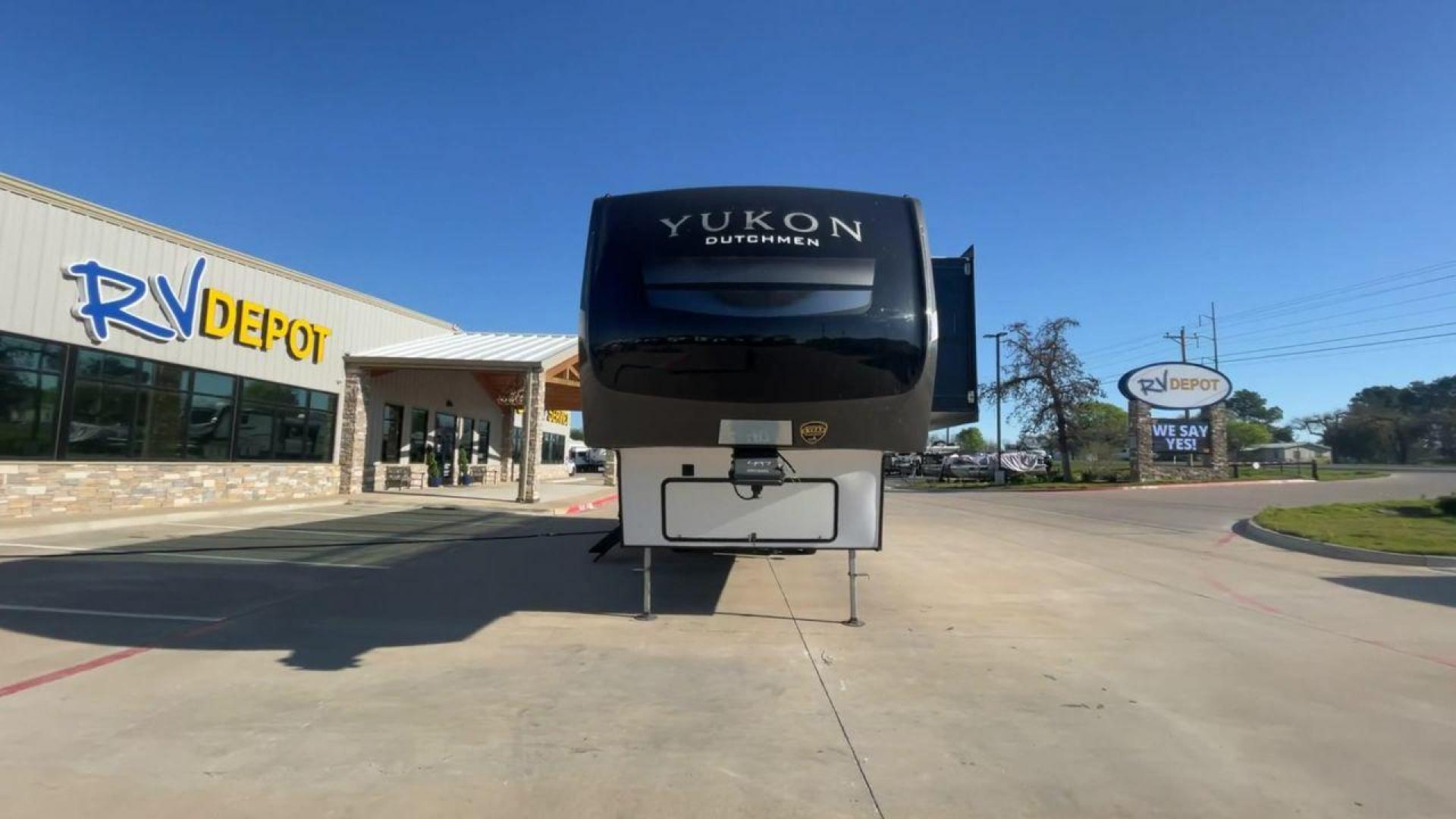 2022 KEYSTONE YUKON 320RL (4YDFYKR28NZ) , Length: 36.5 ft. | Dry Weight: 12,360 lbs. | Slides: 3 transmission, located at 4319 N Main Street, Cleburne, TX, 76033, (817) 221-0660, 32.435829, -97.384178 - A high-end fifth wheel that blends elegance and practicality for an unmatched camping experience is the 2022 Keystone Yukon 320RL. This model provides generous living quarters while maintaining exceptional durability. It measures 36.5 feet in length and has a dry weight of 12,360 pounds. The Yukon 3 - Photo#3